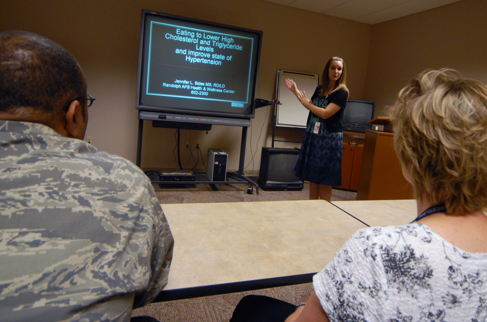 Jennifer Sides, Health and Wellness Center wellness dietician, holds a class on healthy eating at the Rambler Fitness Center HAWC Aug. 11. (U.S. Air Force photo by Steve White)