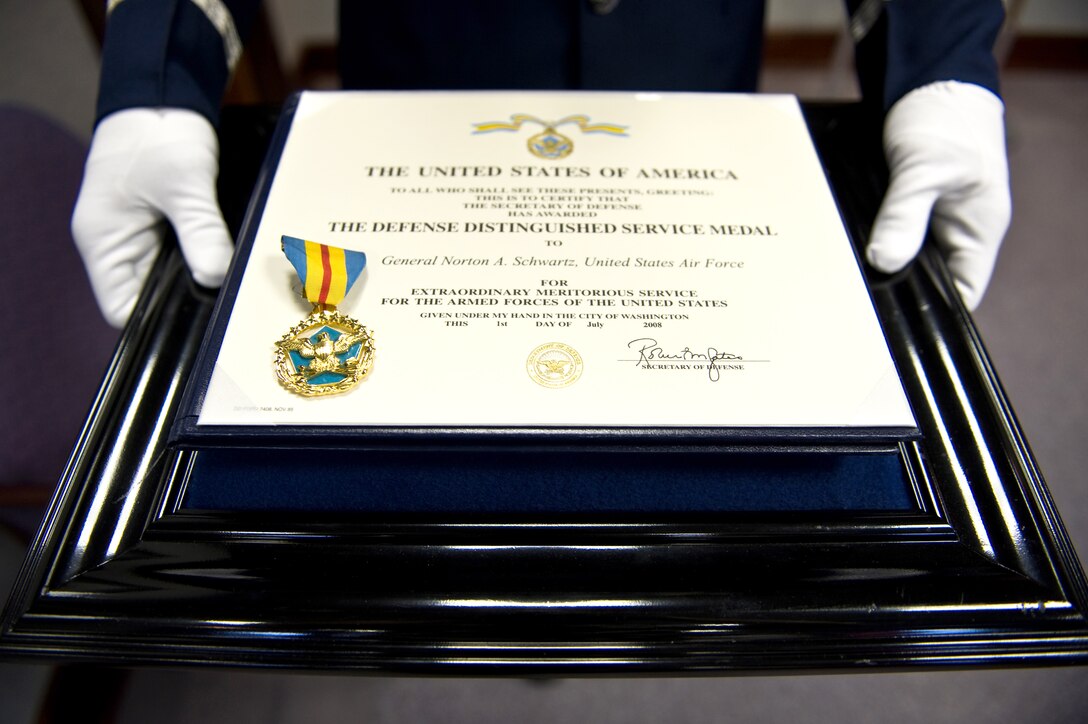 An Air Force Honor Guard member holds the Defense Distinguished Service Medal, which Defense Secretary Robert M. Gates presented to the 19th Air Force Chief of Staff Gen. Norton Schwartz during a welcoming ceremony on Bolling Air Force Base, Washington, D.C., Aug. 12, 2008.  
