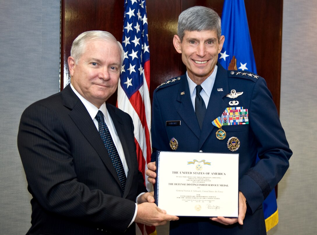 Defense Secretary Robert M. Gates presents the Defense Distinguished Service Medal to the 19th Air Force Chief of Staff Gen. Norton Schwartz during a welcoming ceremony  on Bolling Air Force Base, Washington, D.C., Aug. 12, 2008.  