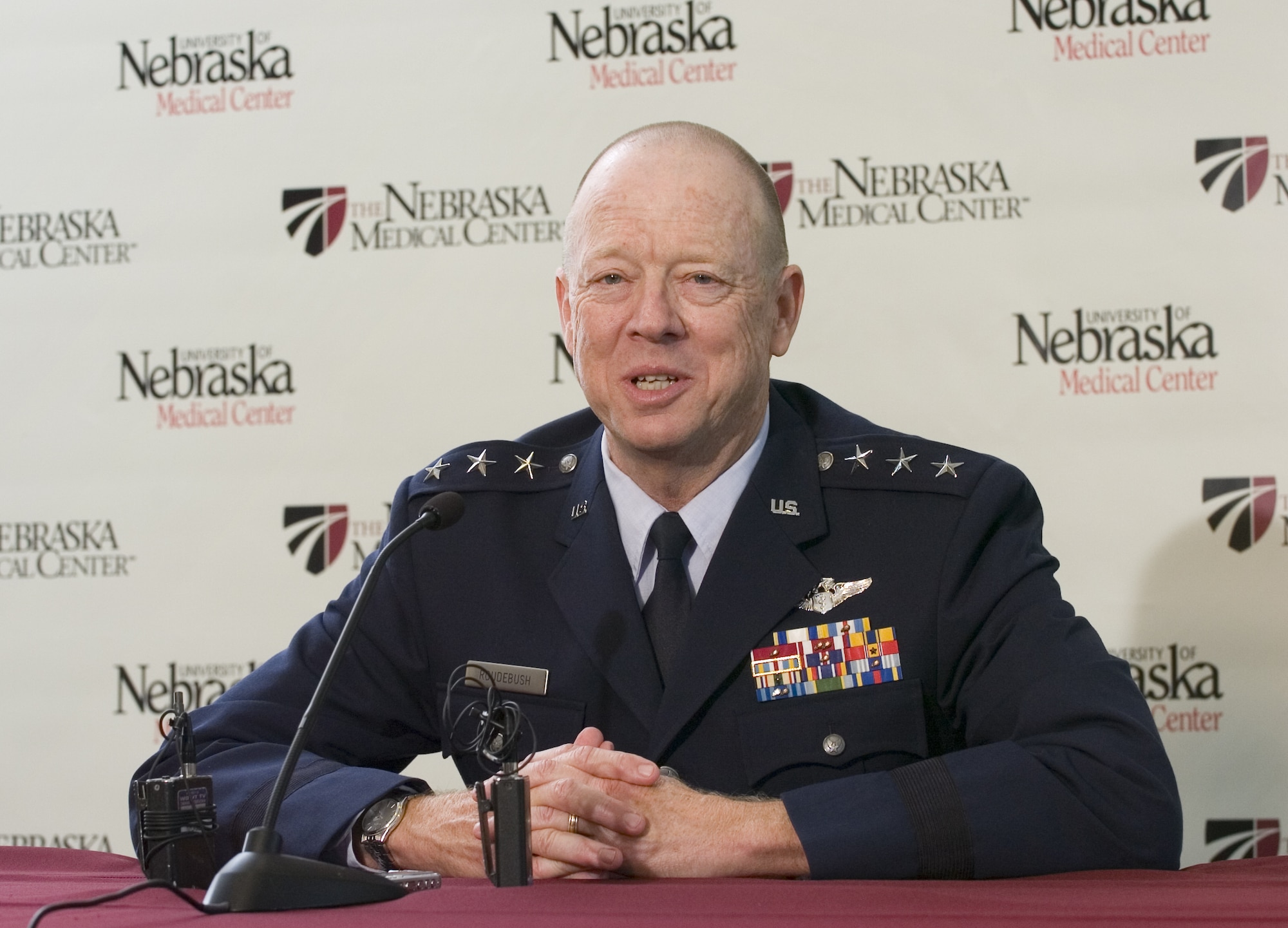 Lt. Gen. (Dr.) James G. Roudebush talks with news media representative during a visit to his alma mater, the University of Nebraska Medical Center College of Medicine, Aug. 13 in Omaha Neb. General Roudebush is the Air Force surgeon general.  (U.S. Air Force photo/Lance Cheung)