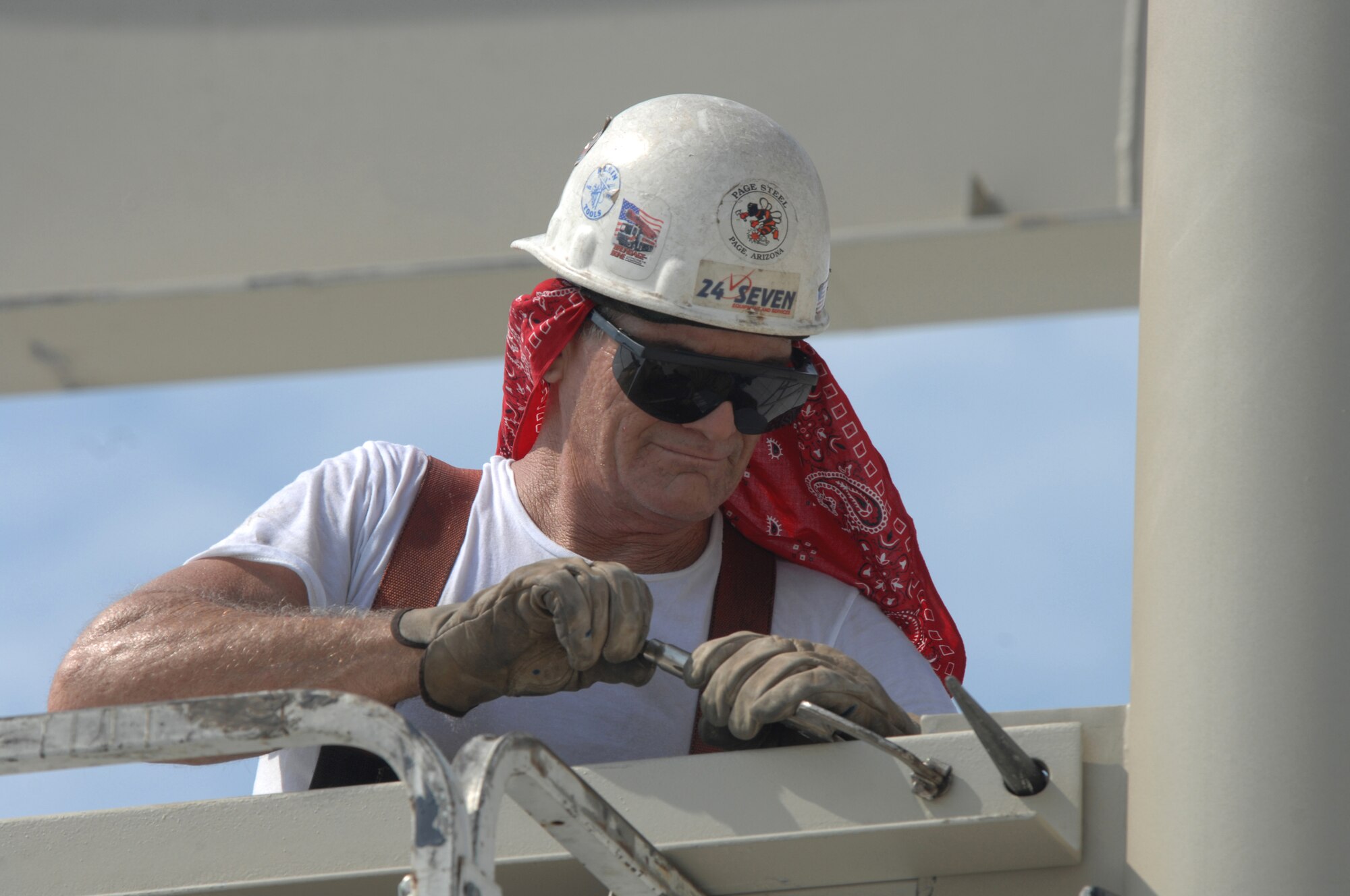 SHAW AIR FORCE BASE, S.C. -- Randy Rice, Agate Construction iron worker from Mason, Ariz., secures a knee brace to the frame of a multi-million dollar aircraft shelter to improve flightline Airmen's safety, well-being and job environment along with providing aircraft protection from weather elements, Aug. 7. The shelters are scheduled for completion in February 2009. (U.S. Air Force photo/Staff Sgt. Nathan Bevier)