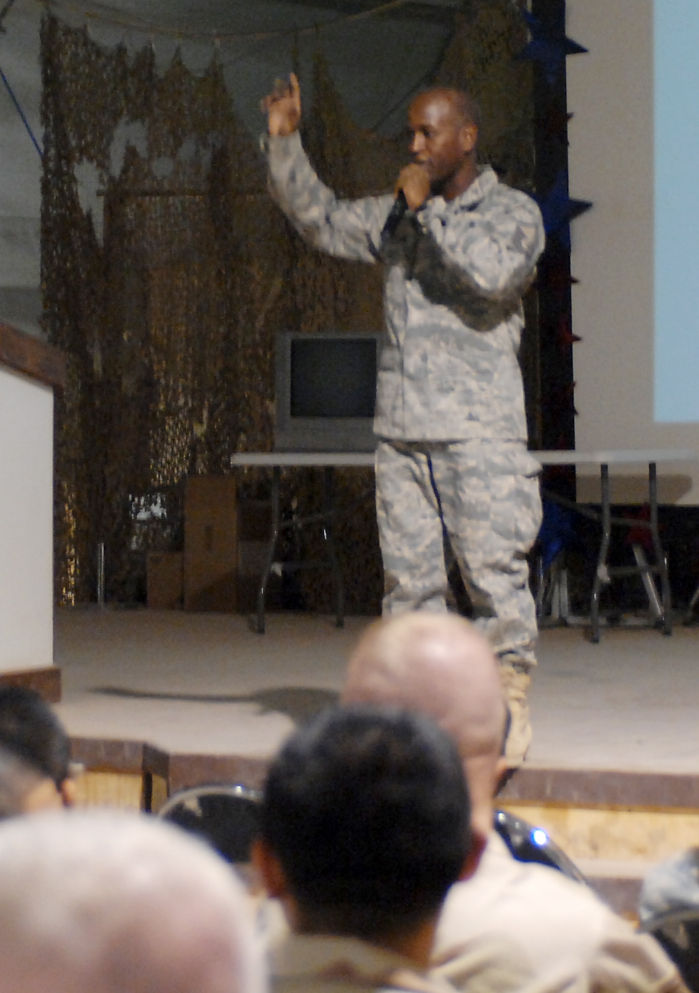 ALI BASE, Iraq -- Master Sgt. Drake Davidson, 407th Expeditionary Force Support Squadron, teaches the professional develop seminar attendees how to deal with difficult people Aug. 9, 2008. (U.S. Air Force photo/Tech. Sgt. Francesca Popp)