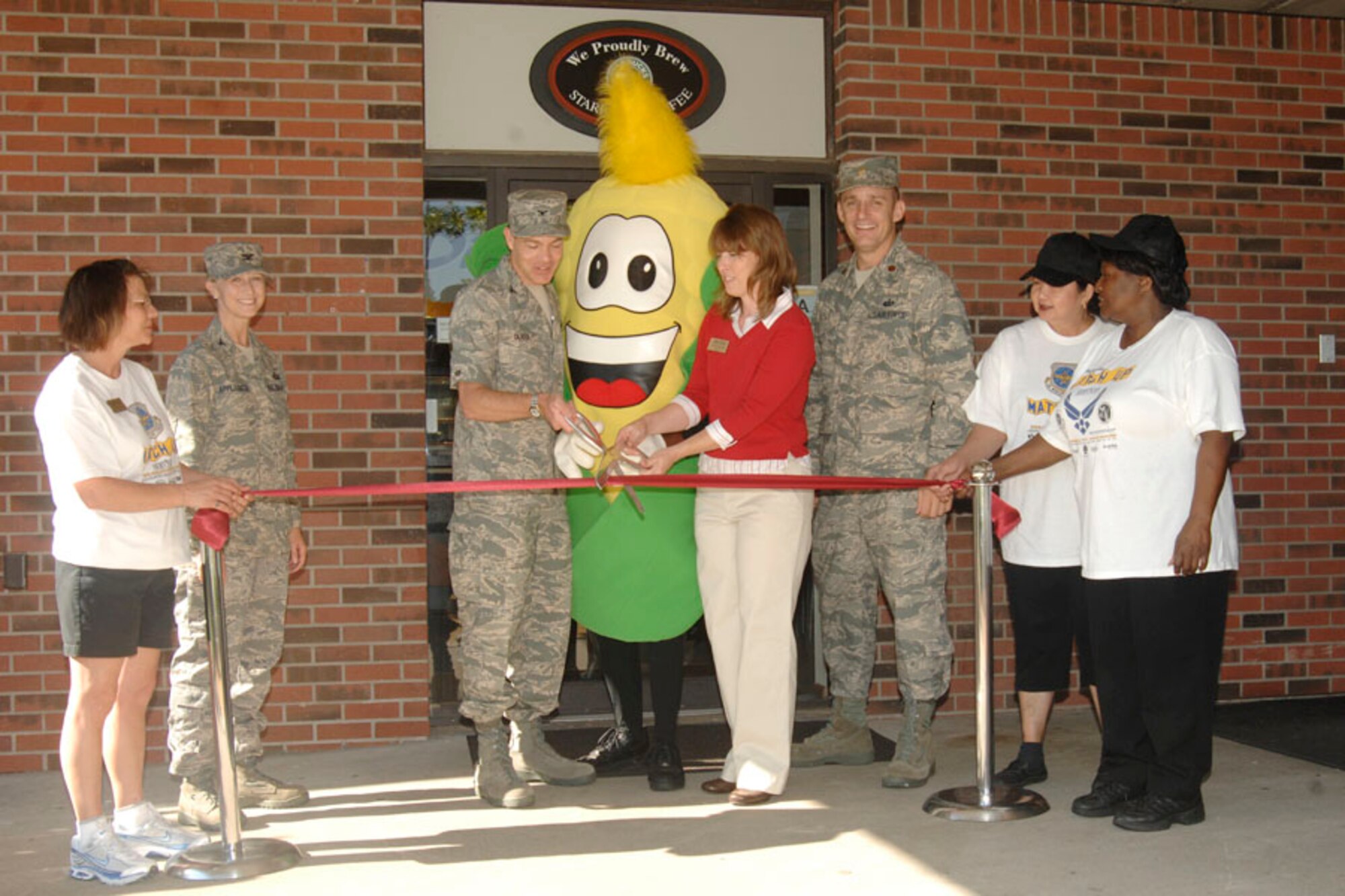 SCOTT AIR FORCE BASE, Ill. -- With a snip of the scissors, Col. Stephen Oliver, 375th Airlift Wing vice commander, ceremonially opened Pronto Pizza now with a Starbucks. Pronto Pizza had been closed for several weeks for renovations and the inclusion of Starbucks in Rockwell Hall. In addition to the coffee confections, patrons can also treat their sweet tooth with delicacies from the Cheesecake Factory. Colonel Oliver was joined in the ribbon cutting by Starbucks manager Helen Ledgewood, Col. Melissa Applegate (left), 375th Mission Support Group commander, Maj. Tim Sites (right), 375th Services Squadron commander, Starbucks employees and the 375th Services Squadron mascot Colonel Kernel.
(US Air Force photo/Senior Airman Jonathan Lovelady)
