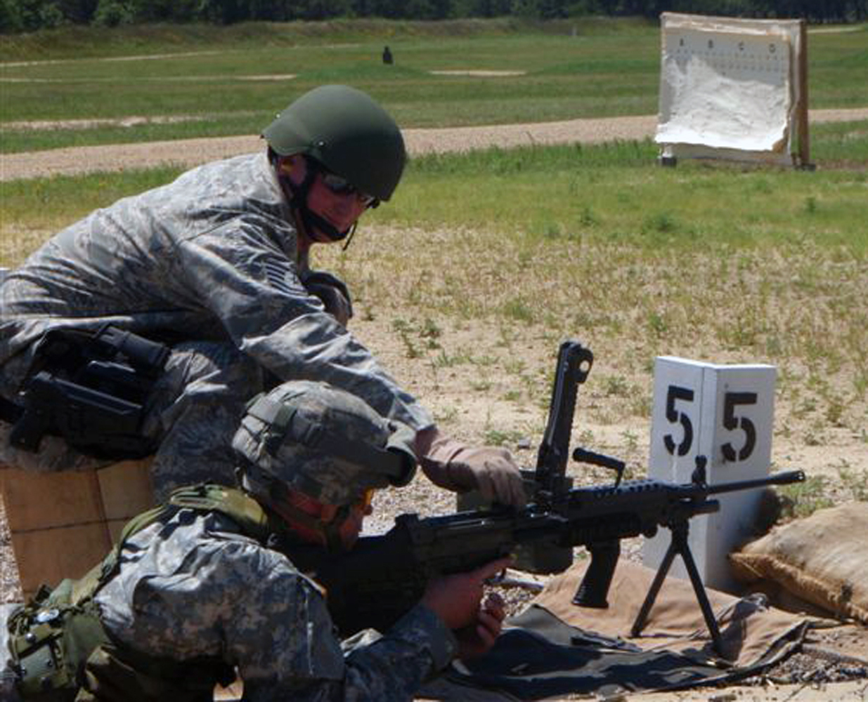 Missouri Air National Guardsmen provide weapons training to Soldiers