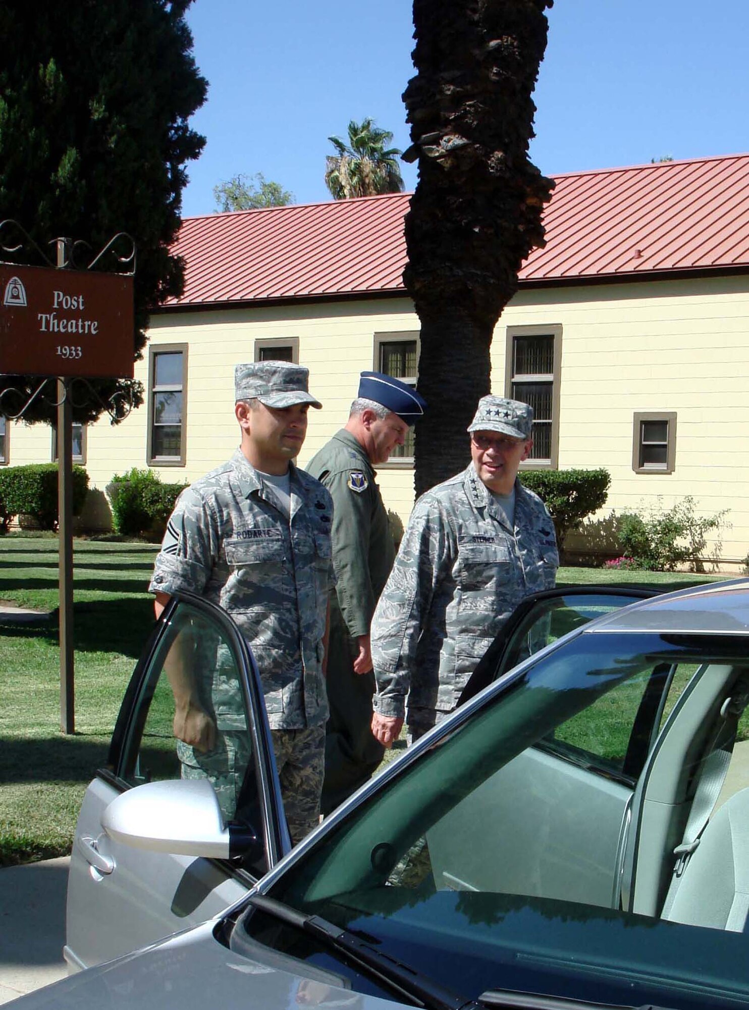 Lt. Gen. Charles E. Stenner Jr. (R), Chief and Commander, Air Force Reserve Command, thanks SMSgt. Marcel Rodarte, Fourth Air Force Honor Guard member, for assisting with the general's August 6, 2008 visit to the numbered Air Force.  (U.S. Air Force photo/MSgt. Linda E. Welz) 