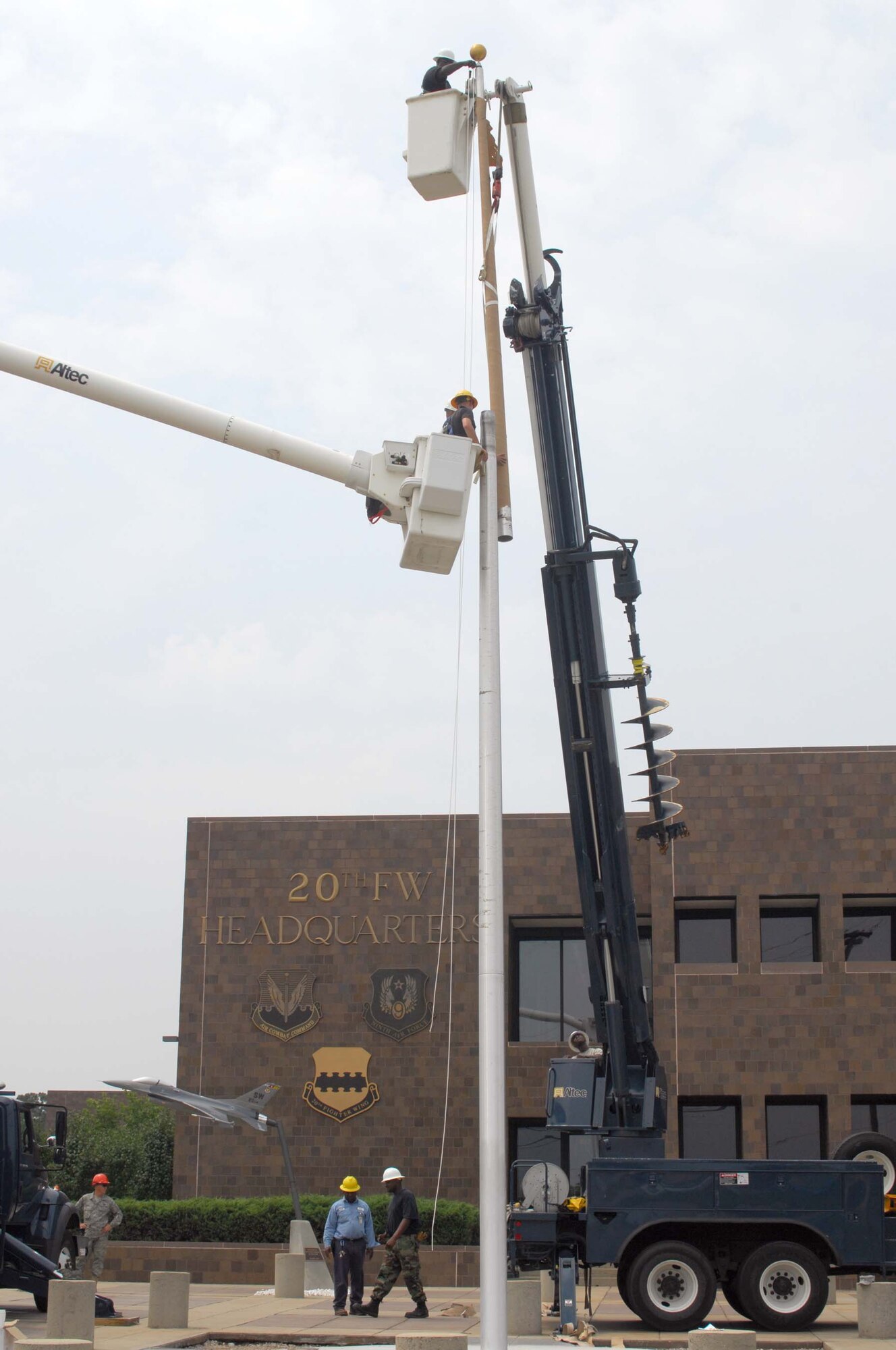 SHAW AIR FORCE BASE, S.C. -- Workers from the 20th Civil Engineer Squadron move the third and final section of the flagpole into position for final assembly. The flagpole is being installed in a newly renovated area in front of the 20th Fighter Wing Headquarters building Aug. 12. (U.S. Air Force photo/Senior Master Sgt. Brad Fallin)