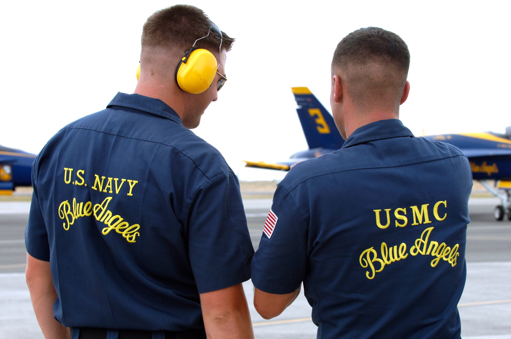 FAIRCHILD AIR FORCE BASE, Wash. – Two crewmembers from the Navy’s Blue Angels’ maintenance team discuss logistics prior to the Angels’ takeoff for the 2008 Skyfest airwshow here Aug. 9. (U.S. Air Force photo / Airman 1st Class Joshua K. Chapman)