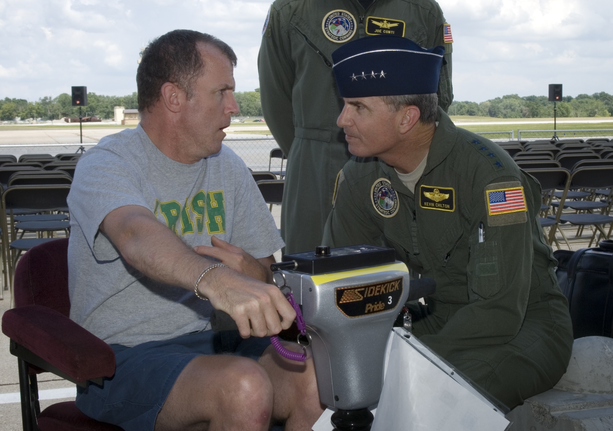 David Clark (left) chats with Gen. Kevin P. Chilton during a special needs airshow Aug. 15 at Offutt Air Force Base, Neb. Mr. Clark was injured when he was serving in the Army as a sergeant first class. General Chilton is the commander of U.S. Strategic Command. (U.S. Air Force photo/Lance Cheung)