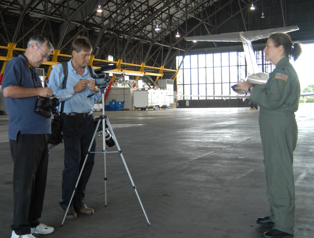 932nd Airlift Wing welcomes AE JAMBOREE participants as Lt. Col. Melanie Jescavage explains aeromedical evacuation training goals to the media.  (U.S. Air Force photo Maj. Stan Paregien)