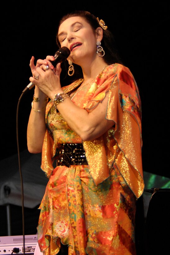 Guest artist Crystal Gayle performs with the Air Force Band of Liberty at Boston's City Hall Plaza, August 13th, 2008 (photo by Linda LaBonte Britt)