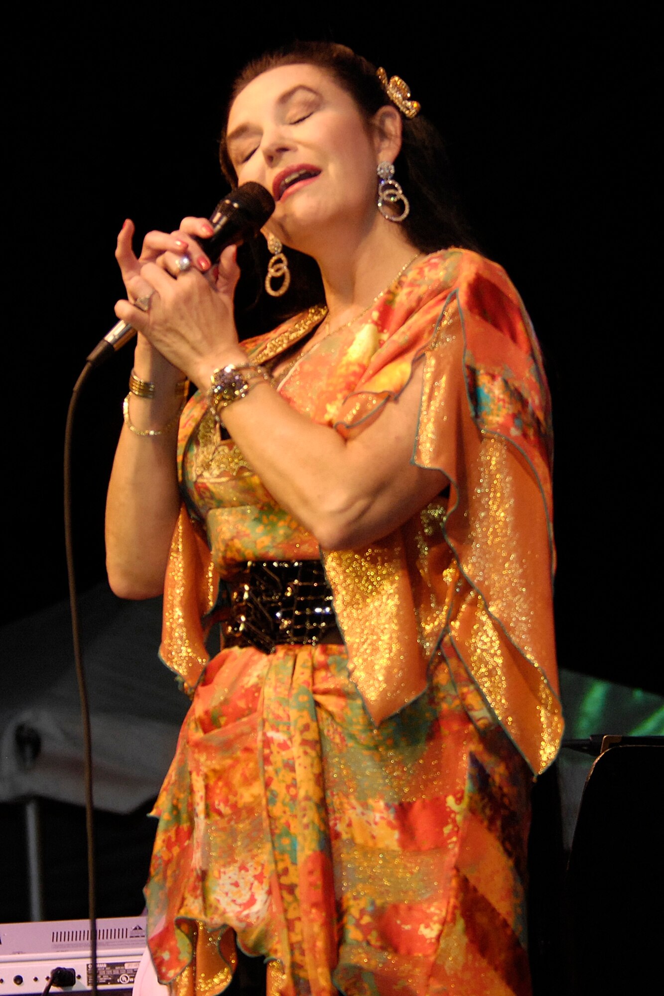 Guest artist Crystal Gayle performs with the Air Force Band of Liberty at Boston's City Hall Plaza, August 13th, 2008 (photo by Linda LaBonte Britt)