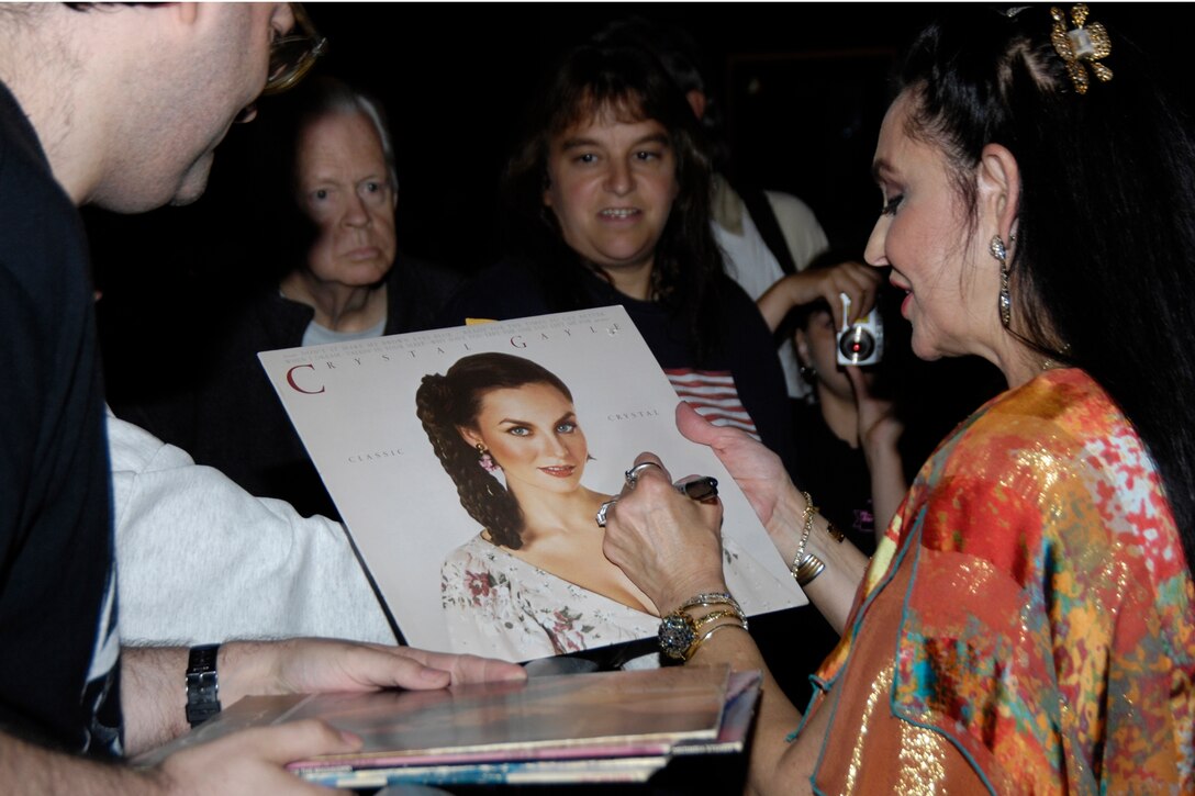 Guest artist Crytal Gayle signs autographs for fans at City Hall Plaza, August 13th, 2008 (photo by Linda LaBonte Britt)