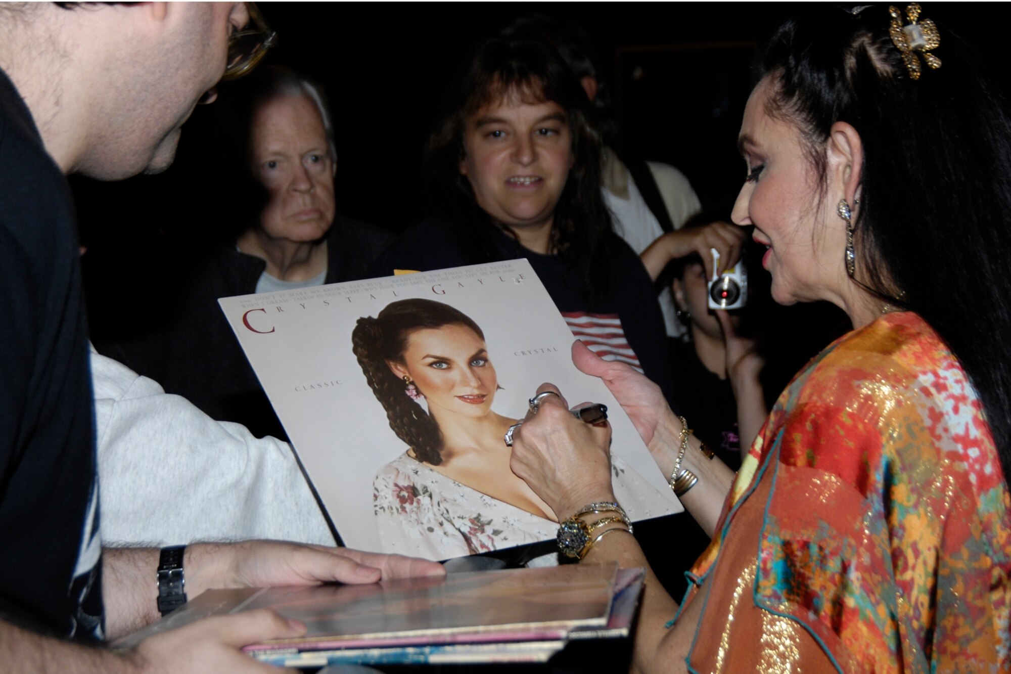 Guest artist Crytal Gayle signs autographs for fans at City Hall Plaza, August 13th, 2008 (photo by Linda LaBonte Britt)