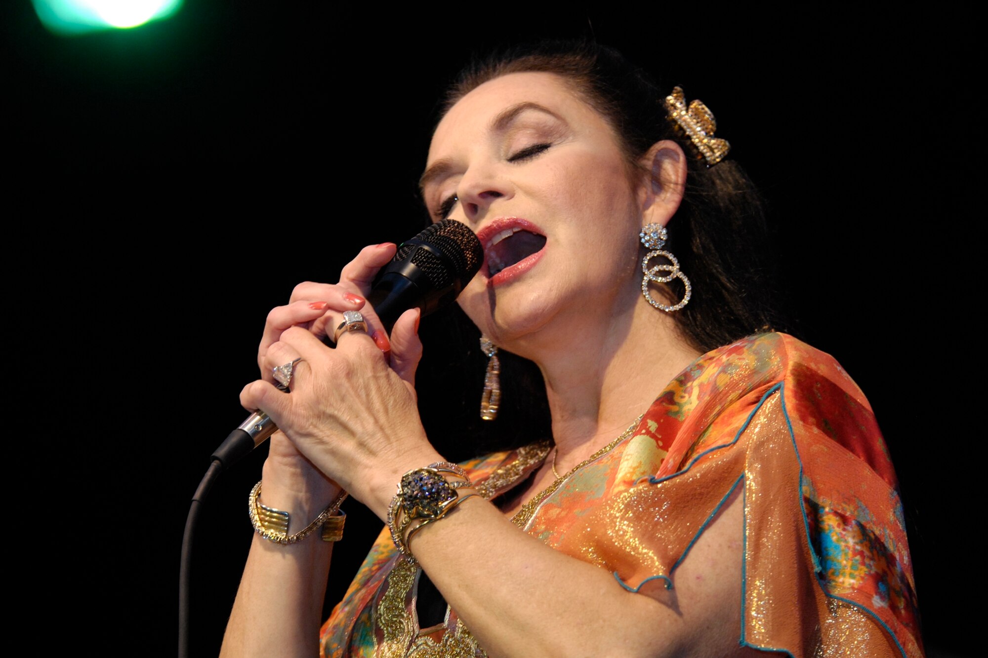 Grammy Award winner Crystal Gayle sings with the Air Force Band of Liberty at Boston's City Hall Plaza, August 13th, 2008 (photo by Linda LaBonte Britt)