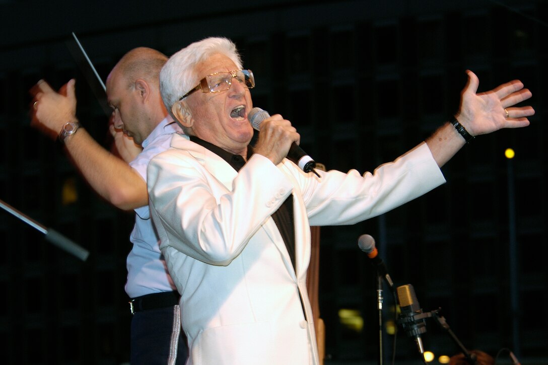 Guest vocalist Angelo Picardi sings with the Air Force Band of Liberty at Boston's City Hall Plaza, August 13th, 2008 (photo by Linda LaBonte Britt)