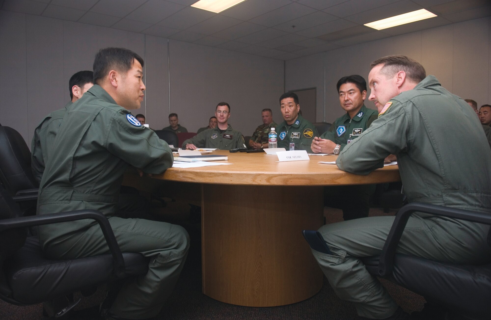 Col. Mutsumi Fukushima (left), commander of the Japanese Air Self-Defense
Force element, Col. Greg Nelson, Red Flag Alaska Air Expeditionary Group commander, and Col. Jeongkyu Woo, commander of the Republic of Korea Air Force
element, discuss operations during the multinational exercise.