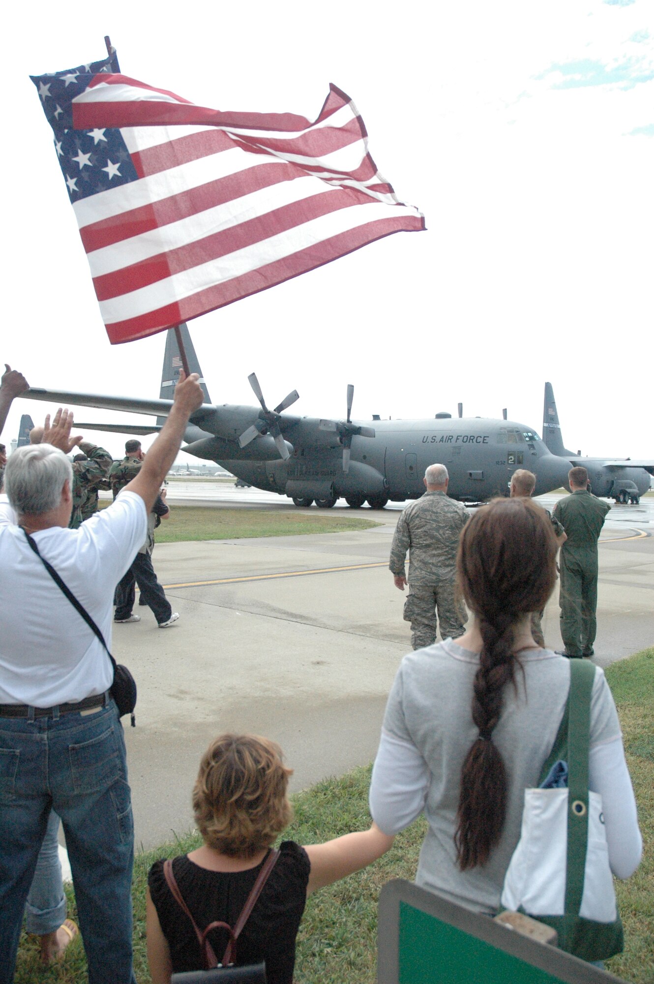A returning Kentucky C-130 taxies to a stop in front of the maintenance hangar as the
crowd cheers.(Capt. Dale Greer/KyANG)
