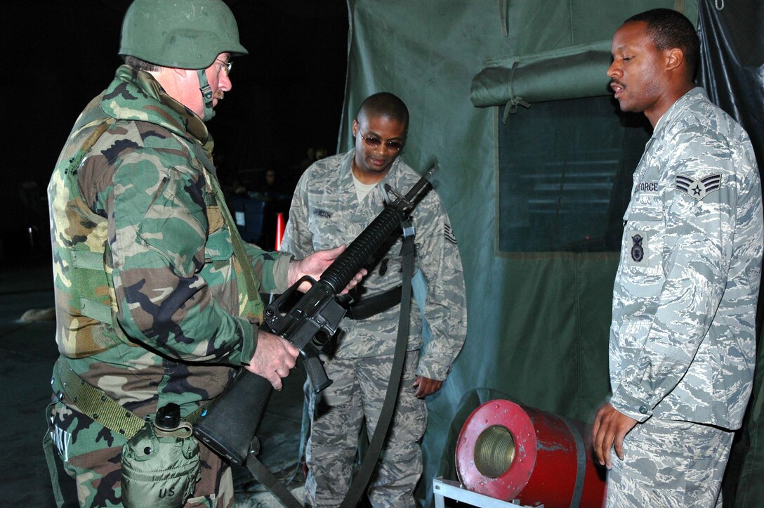 MCGUIRE AIR FORCE BASE, N.J. -- Master  Sgt. James Foust an Air Force Reserve career advisor demonstrates his ability to clear an M-16 during a recent Battle Axe training session. Battle Axe is a half-day course designed to reinforce ability to survive and operate skills in a war environment.  Preparation for the upcoming Operational Readiness Inspection includes sending participants through the Battle Axe training facility. (U.S. Air Force photo/Master Sgt. Charles W. Kramer) 