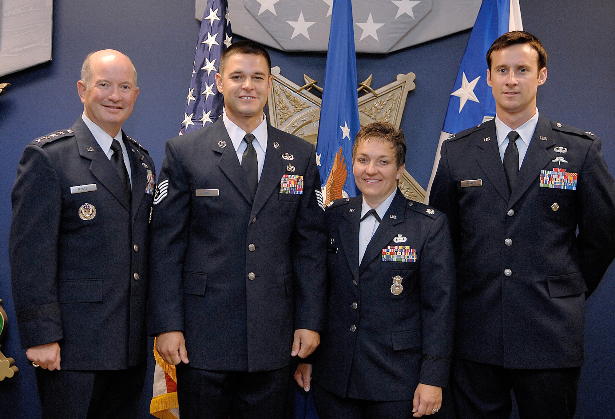 Airmen receive Sijan leadership award > Air Force > Article Display