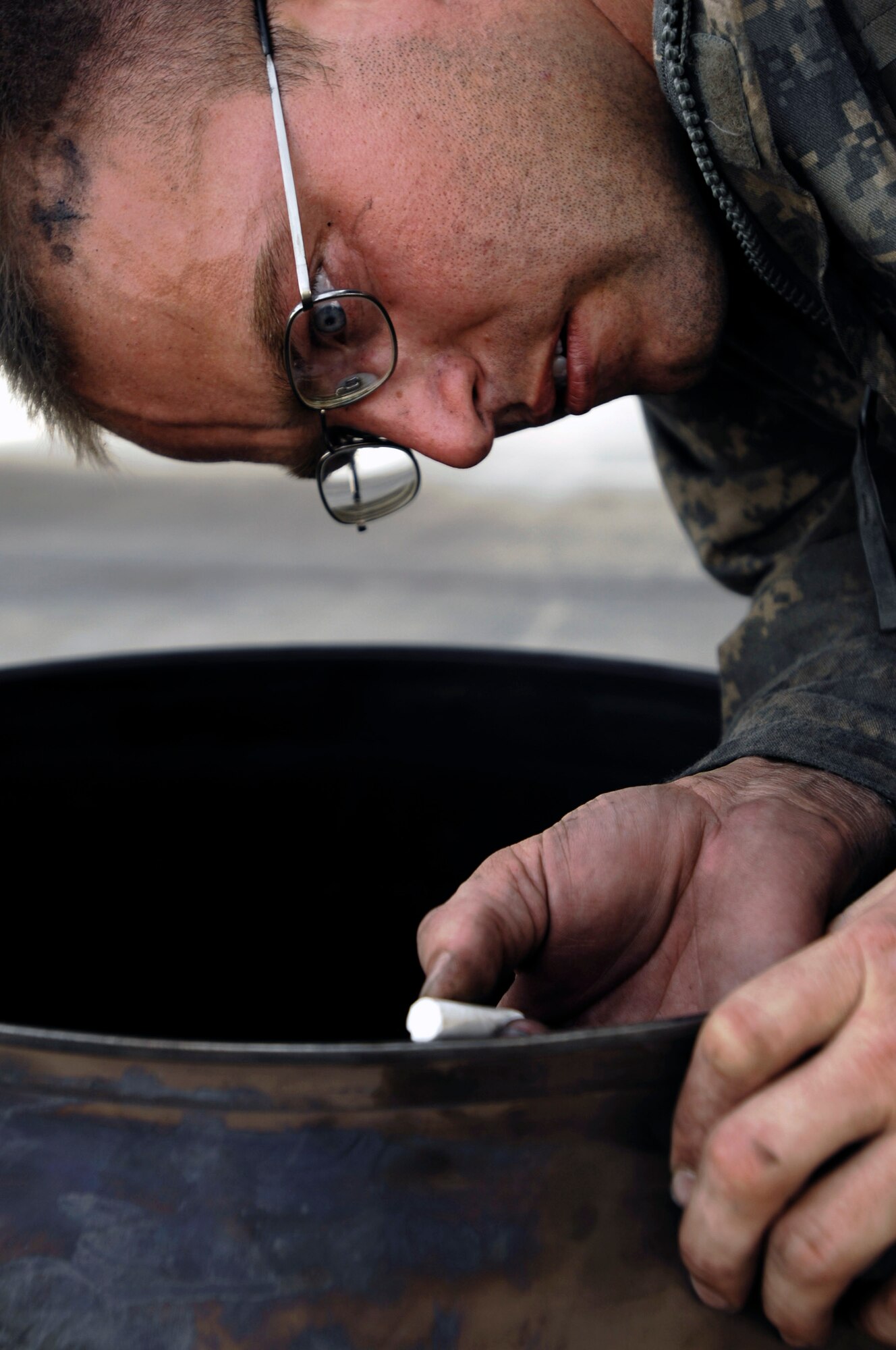 Staff Sgt. Robert Crow marks a crack found on the rear bearing support of a C-130 Hercules engine during a post-flight inspection Aug. 22 at Joint Base Balad, Iraq. Sergeant Crow is an aerospace propulsion technician with the 777th Expeditionary Aircraft Maintenance Squadron deployed from Little Rock Air Force Base, Ark. His hometown is Fort Worth, Texas. (U.S. Air Force photo/Airman 1st Class Jason Epley)