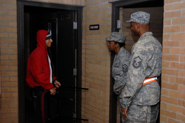 Senior NCO's take an interest in dorm life > Royal Air Force Lakenheath