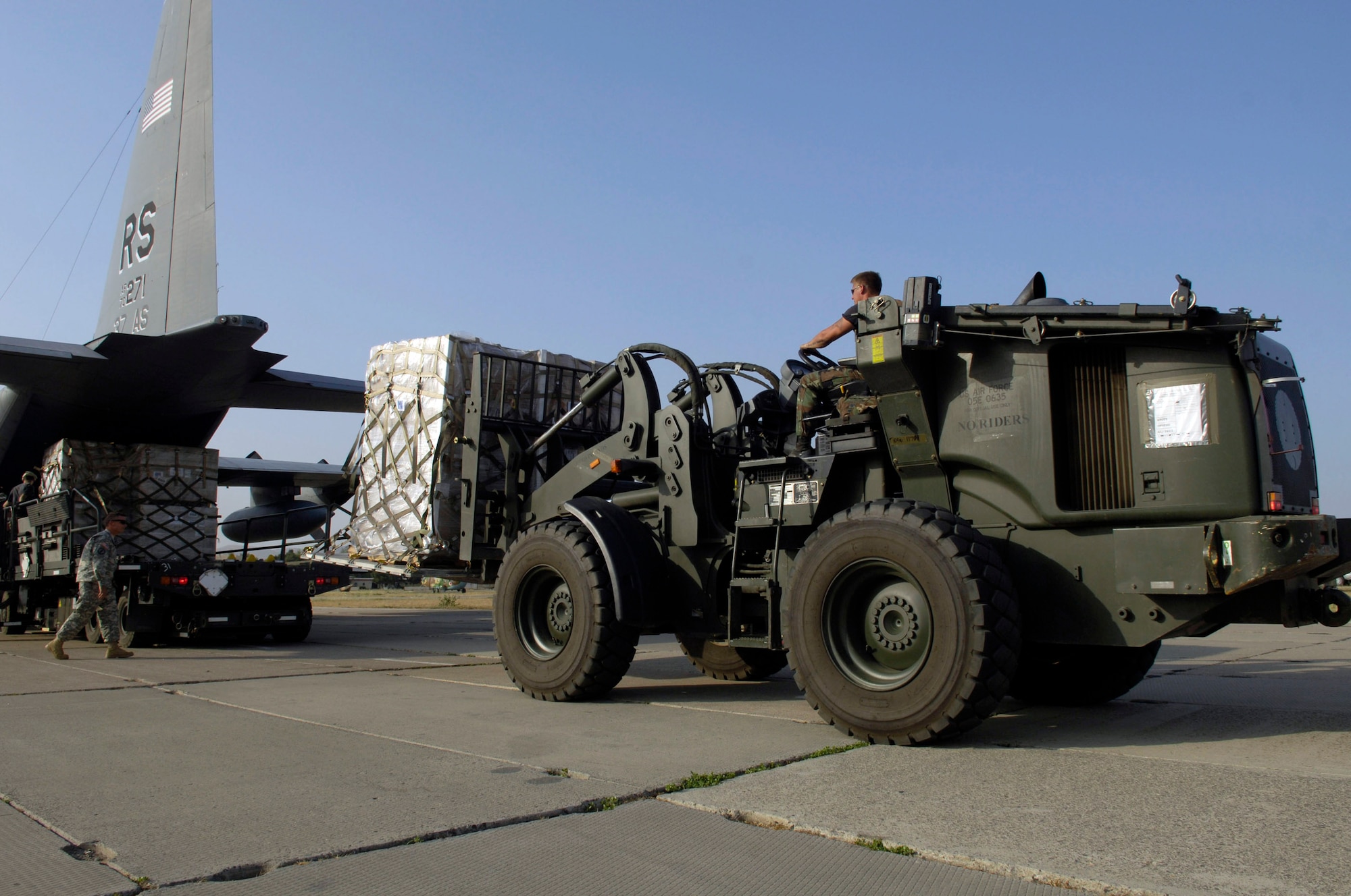 Airmen assigned to the 720th Air Expeditionary Squadron unload pallets of Meals, Ready to Eat, sleeping bags and cots Aug. 23 on a flightline in Tbilisi, Georgia. The joint humanitarian assistance assessment team with U.S. European Command is working with the federal government, international governments, aid agencies and the Republic of Georgia to assist Georgians affected by the recent conflicts. (U.S. Air Force photo/Staff Sgt. Ricky A. Bloom)