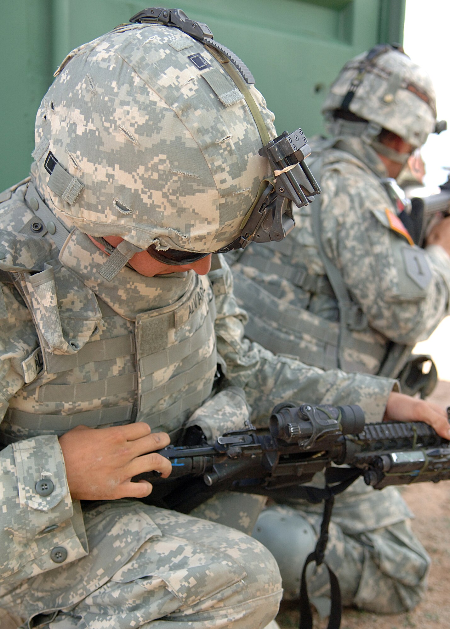 A Soldier from the 1-77th Armor, 4th Brigade, 1st Armor Division, Fort Bliss, Texas, quickly removes a jam from his weapon, Aug. 12, at McGregor Range, New Mexico.  (U.S. Air Force photo by Airman 1st Class John D. Strong II)