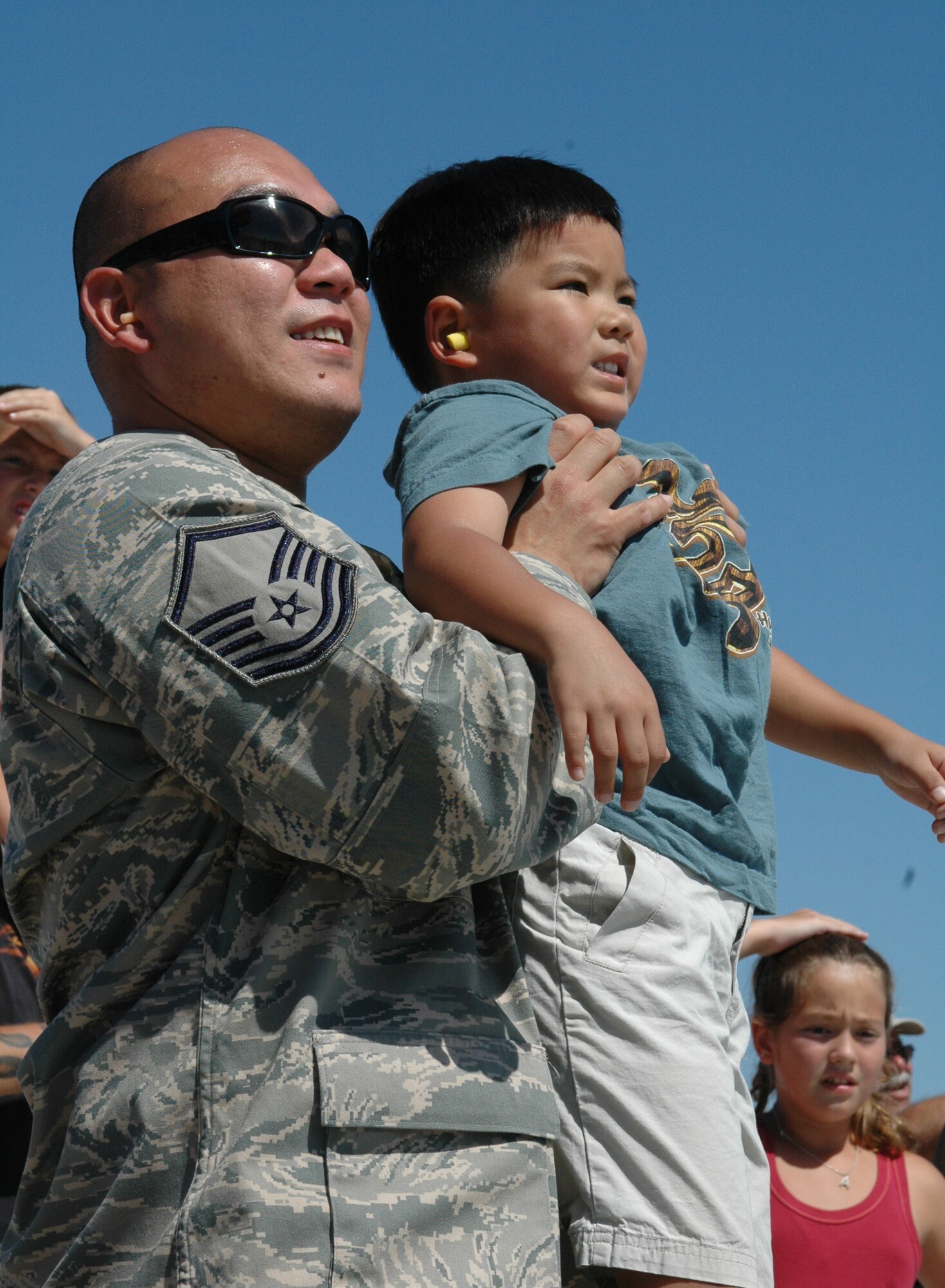 Master Sgt. Rommel Trinidad and his son C.J watch as the USAF Thunderbirds take off at the 2008 Travis Air Expo. (U.S. Air Force photo/Senior Airman Shaun Emery)