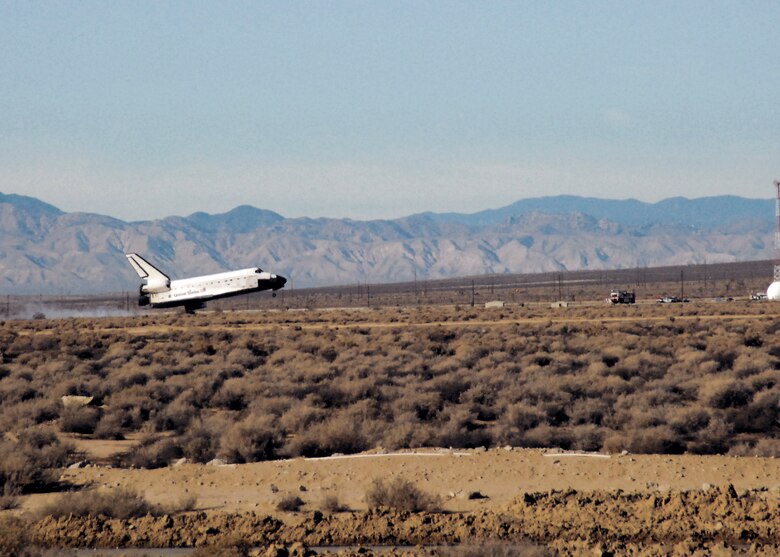 Space shuttle diverted, lands at Edwards > U.S. Air Force > Article Display