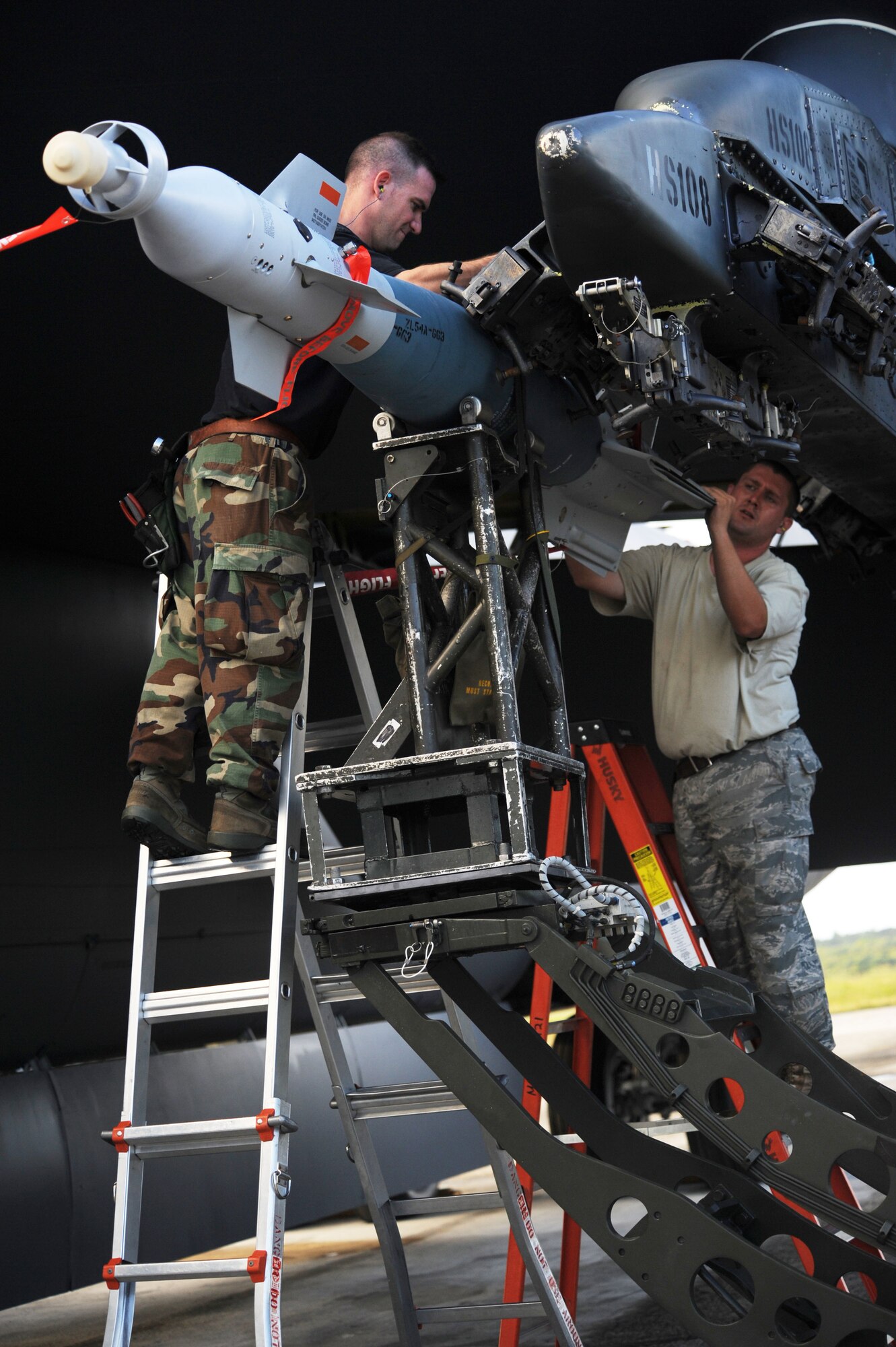 (left) Tech. Sgt Jamie Mikus locks an inert GBU-31 in place onto a B-52 Stratofortress while Staff Sgt. Richard Timmerman guides it in Nov. 26, at Andersen Air force Base, Guam during the Aces North exercise. Aces North is a two week mission employment phase of the Australians version of the U.S. Air Force Weapons School.  The exercise is scheduled to end Dec. 4. Both are 23rd Expeditionary Bomb Squadron weapons loaders deployed from Minot Air Force Base, N.D. The bomber's participation in constant training helps emphasize the U.S. bomber presence, demonstrating U.S. commitment to the Pacific region.


(U.S. Air Force photo/ Master Sgt. Kevin J. Gruenwald) released




















  












 

























