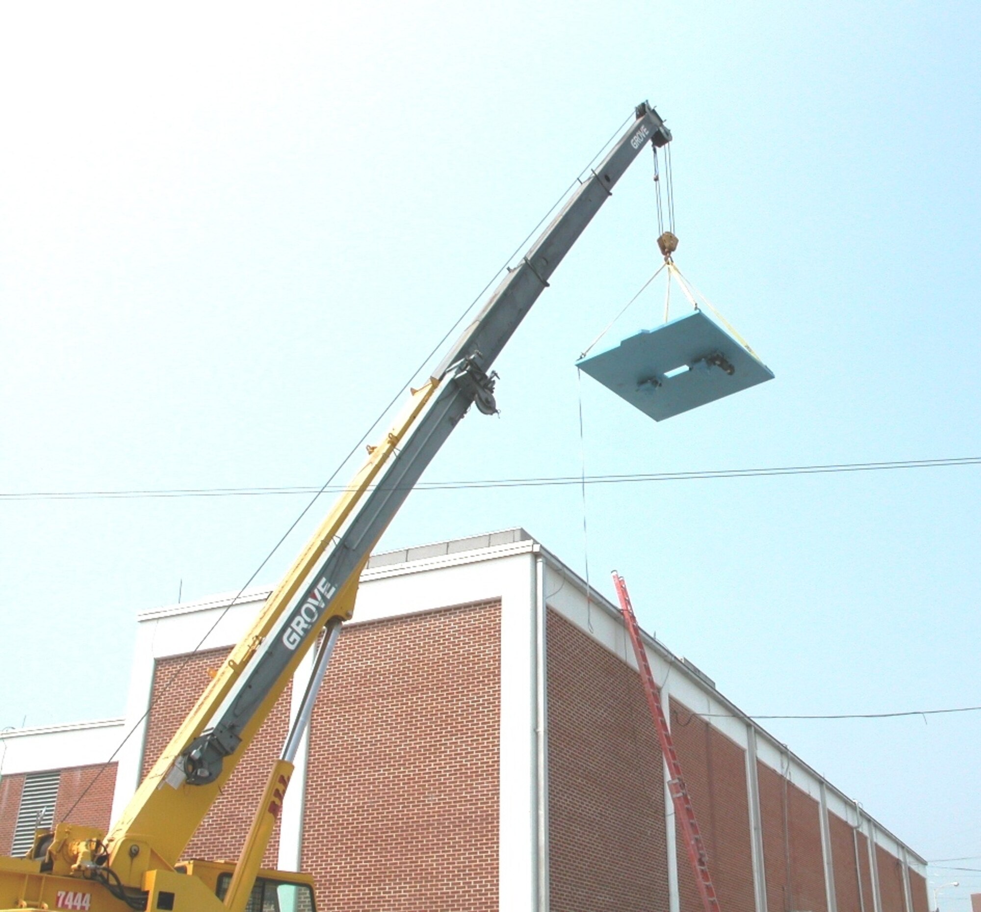ATA Crane Operator Toni Green lowers part of a force calibration machine through a roof opening into the force calibration facility building at the Army Primary Standards Laboratory at Redstone Arsenal in Huntsville, AL.
(Photo by Rich Zimmerman)
