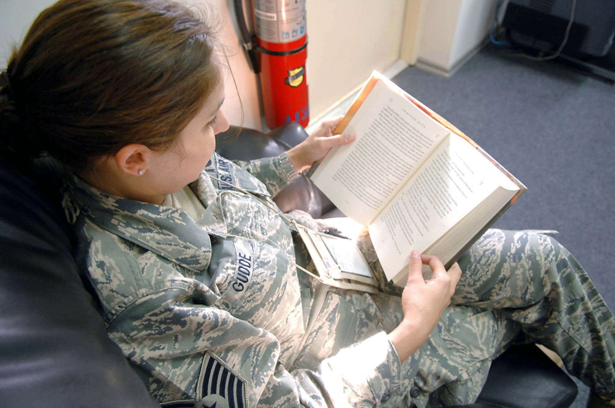 Tech. Sgt. Dawn Gudde reads a book at the Manas Air Base Learning Resource Center in Kyrgyzstan. The LRC provides Airmen the chance to relax in a quiet area, take college tests, use phones and computers or simply take in a book. Sergeant Gudde is assigned to the 376th Expeditionary Force Support Squadron. (U.S. Air Force photo/Tech. Sgt. Michael Voss) 
