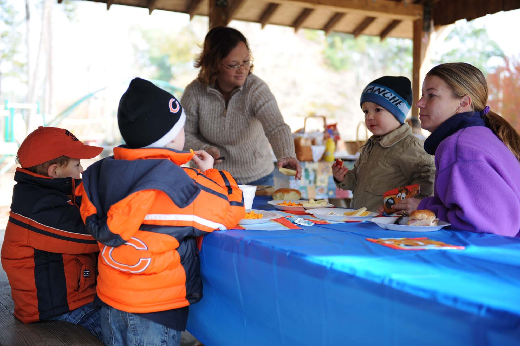 SHAW AIR FORCE BASE, SC -- Residents of Shaw Air Force Base eat lunch at the city of Sumter's Swan Lake for Hearts Apart on December 6, 2008. Hearts Apart is organized by the Shaw AFB Airmen and Family Readiness Center to help spouses during deployments. (U.S. Air Force photo/ Senior Airman Matthew Davis)