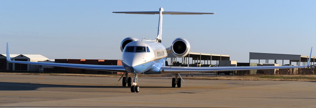 LANGLEY AIR FORCE BASE, Va. -- Adm. Michael Mullen, chairman of the Joint Chiefs of Staff, lands Dec. 8.  Admiral Mullen visited Langley for a briefing, a tour of the 480th Intelligence Squadron, and an "All Hands" call where the Airmen could ask the chairman questions.  (U.S. Air Force photo/Airman 1st Class Zachary Wolf)