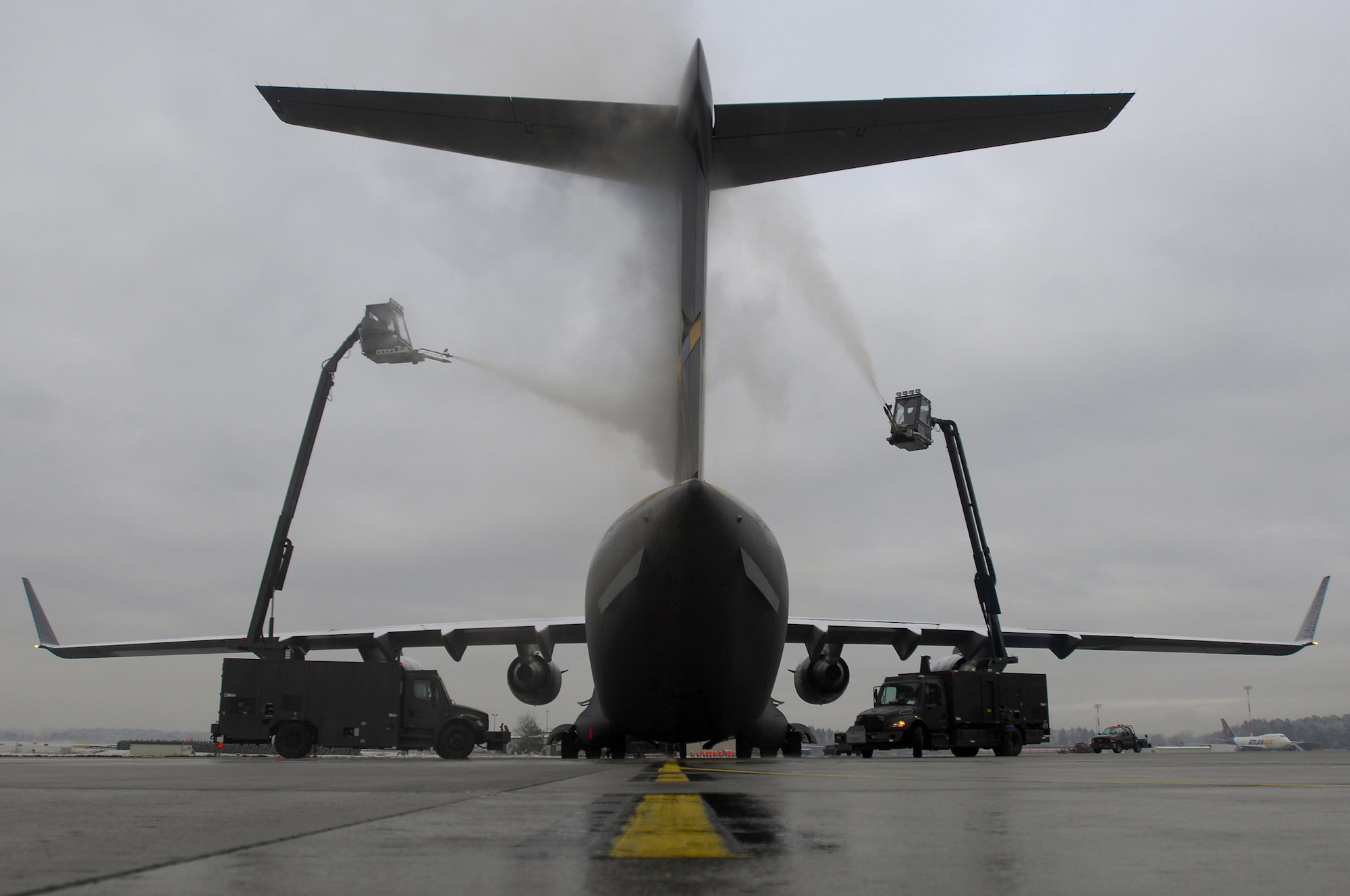 Airmen with the 721st Air Craft Maintenance Squadron, de-ice a C-17 Globmaster III Dec. 10, 2008, Ramstein Air Base, Germany (U.S. Air Force photo Airman 1st Class Kenny Holston)