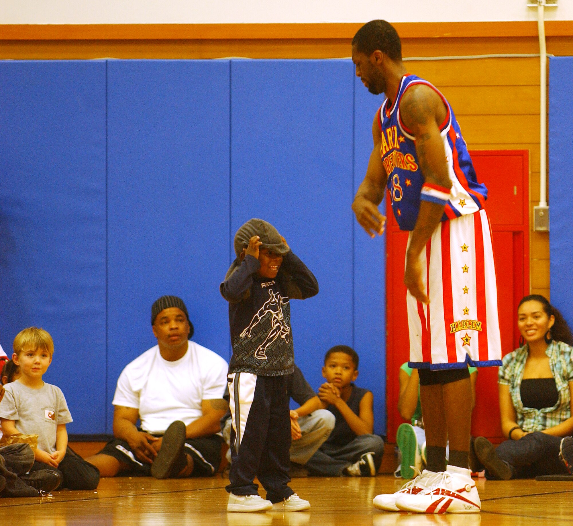 Hi Rise Brown, a Harlem Globetrotter, takes time out from the game to interact with a young member of the audience Dec. 12 at the Risner Fitness Center here. The Globetrotters team has been entertaining crowds around the world for 82 years.
(U.S. Air Force official photo/Staff Sgt. Nestor Cruz)