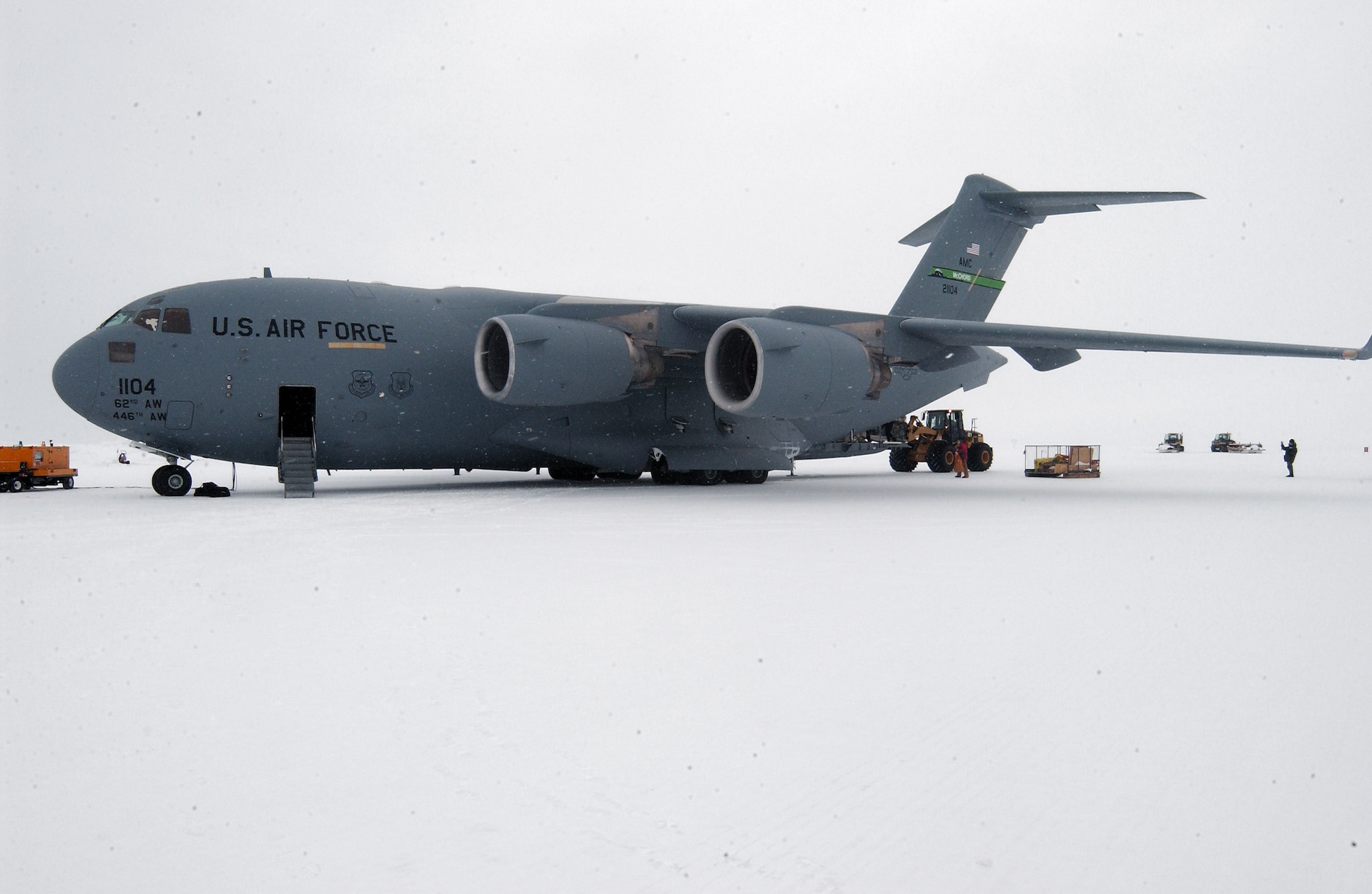 A C-17 Globemaster III sits on the Pegasus ice runway Dec. 1 near McMurdo Station, Antarctica. The C-17 is from McChord Air Force Base, Wash. (U.S. Air Force photo/Col. Jeffrey Stephenson) 

