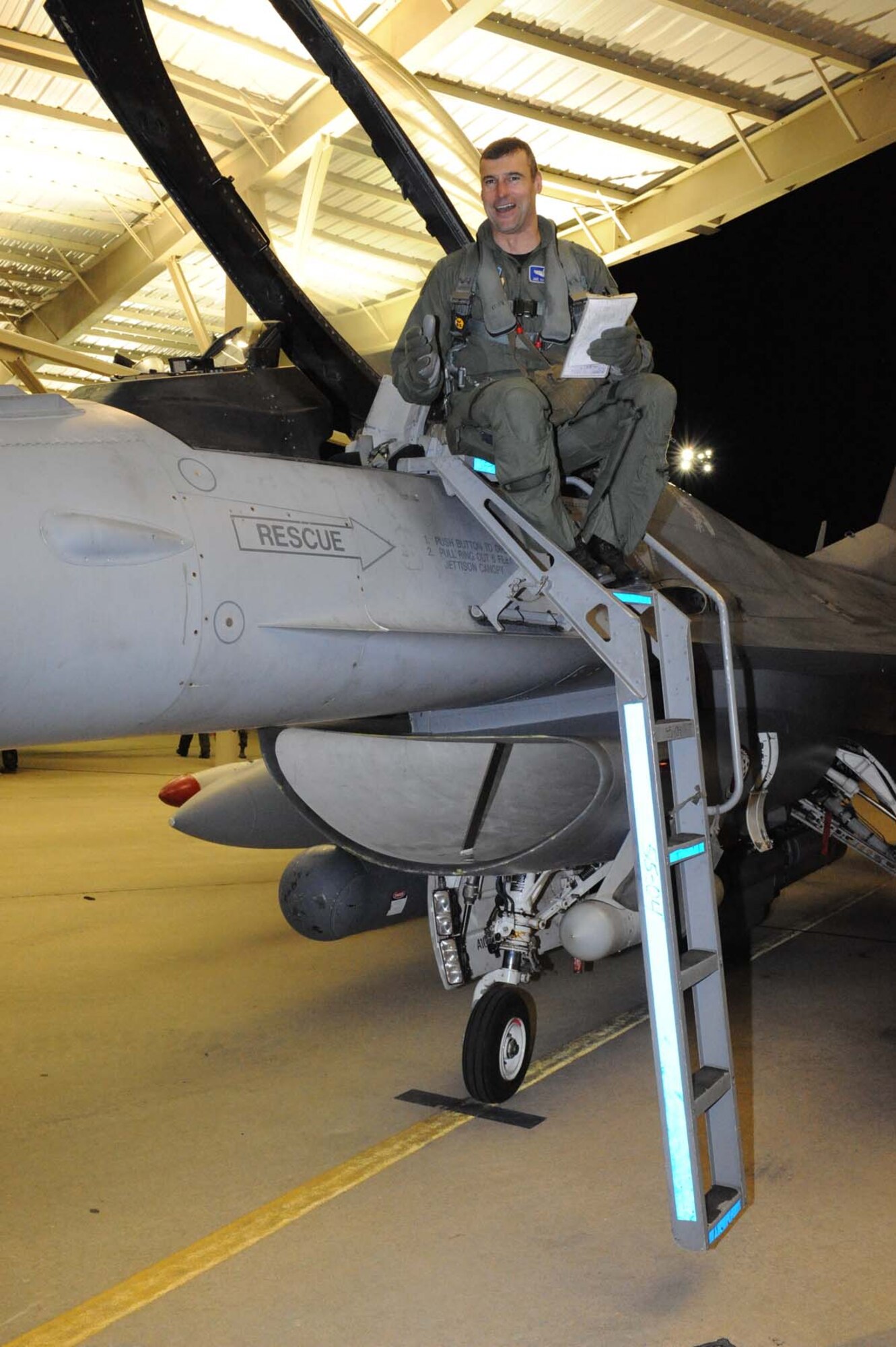 SHAW AIR FORCE BASE, S.C. -- Col. Joseph Guastella, 20th Fighter Wing commander, greets Airmen after earning 3,000 sortie hours in an F-16CJ here Friday, Dec. 12. Less than 150 pilots in the entire Air Force have reached the 3,000 hour milestone .(U.S. Air Force photo/Senior Airman Matthew Davis)