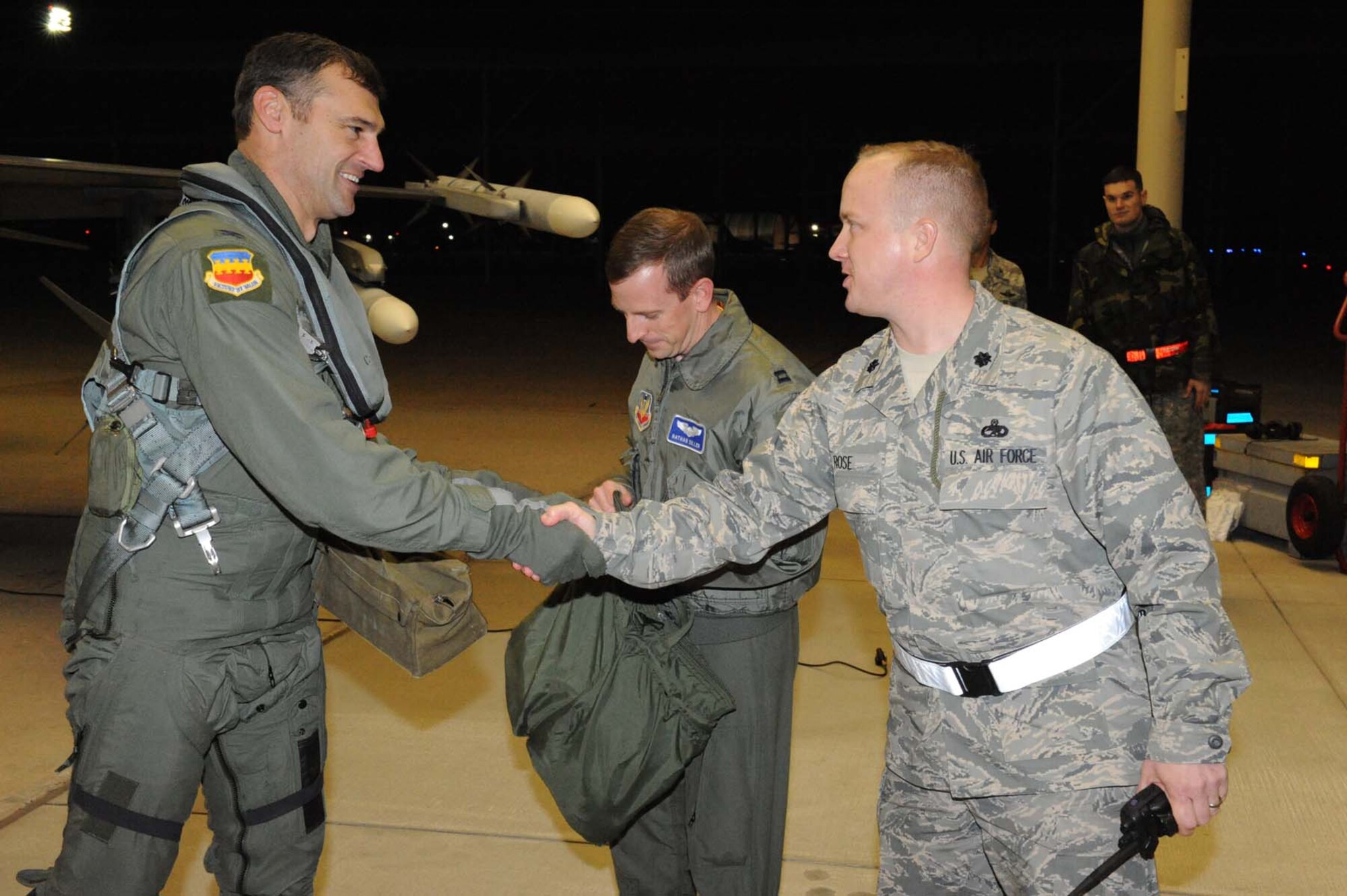 SHAW AIR FORCE BASE, S.C. -- Col. Joseph Guastella, 20th Fighter Wing commander, greets Lt. Col. Mark Rose, 20th Aircraft Maintenance Squadron commander, after earning 3,000 sortie hours in an F-16CJ here Friday, Dec. 12. Colonel Guastella returned from Nellis AFB with part of the 77th Fighter Squadron where the were participating in the Weapons Instructor Course.(U.S. Air Force photo/Senior Airman Matthew Davis)