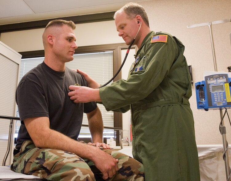 DOVER AIR FORCE BASE, Del. ? Capt. Daniel O?Connor, 3rd Airlift Squadron flight surgeon, who works as a flight medicine sick call doctor with the 436th Aerospace Medicine Squadron, examines Staff Sgt. Matthew Pace, 436th Civil Engineer Squadron pest management craftsman. (U.S. Air Force photo/Tom Randle)