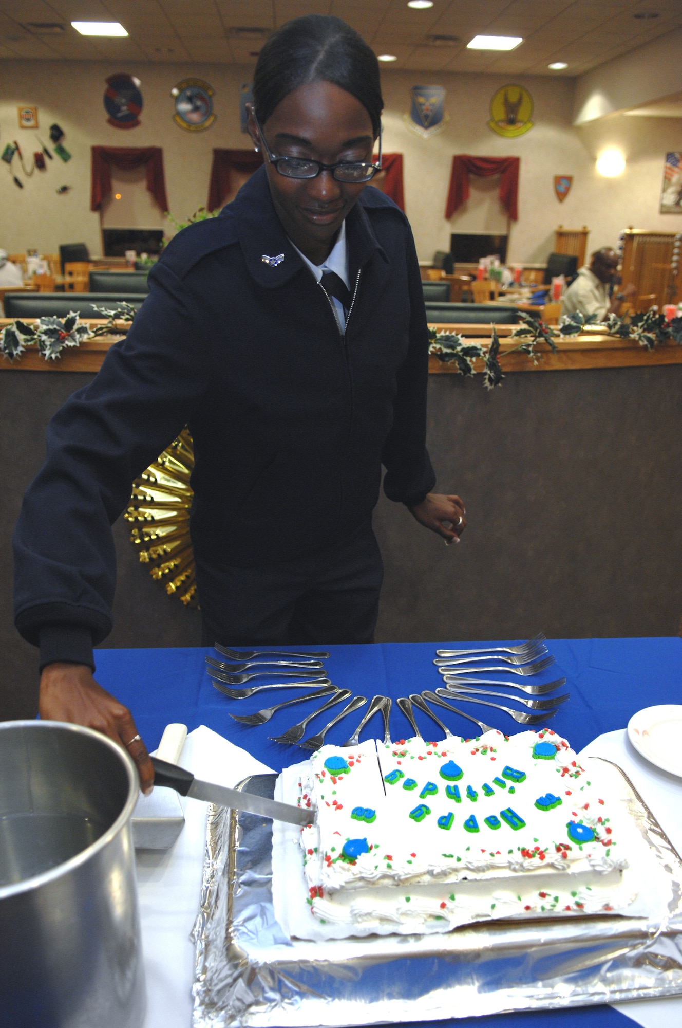 Airman 1st Class Trenise Eldridge, 49th Operations Group, cuts the first slice of cake during the Quarterly Birthday Meal at Holloman Air Force Base, N.M., Dec. 9. Airmen born between the months of October and December where invited to eat at the Shifting Sands dining facility birthday celebration. (U.S. Air Force photo/ Airman 1st Class Veronica Salgado)