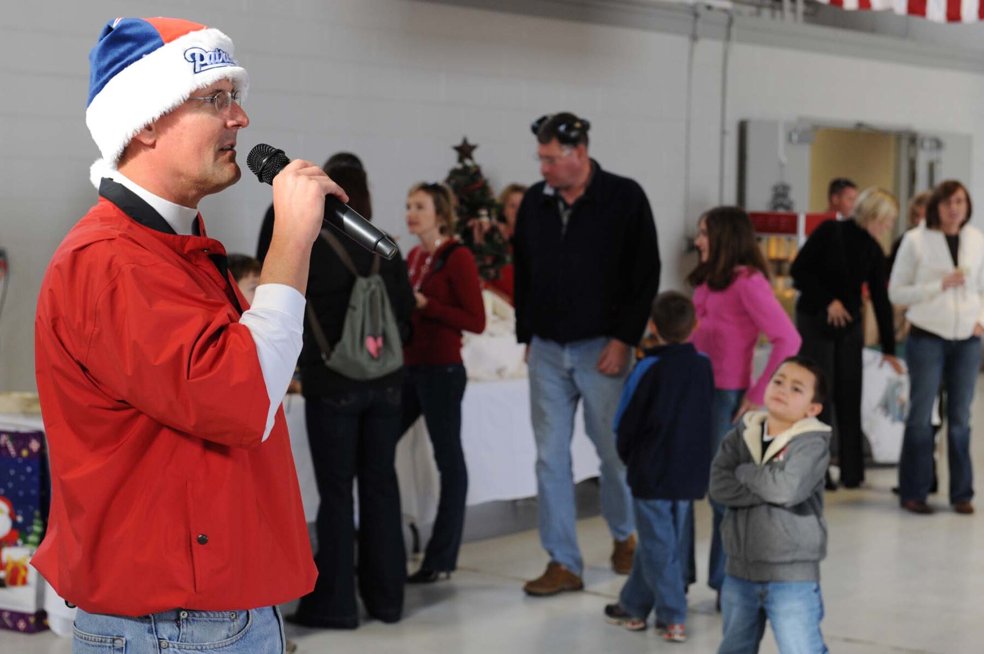 SHAW AIR FORCE BASE, S.C -- Col. David Van der Veer, 20th Operations Group commander, lets children know Santa a.k.a Rick Hines just landed Dec. 14. Mr. Hines arrived by F-16 during the 20th OG Christmas party to give presents to the children. (U.S. Air Force photo/Senior Airman Matthew Davis)