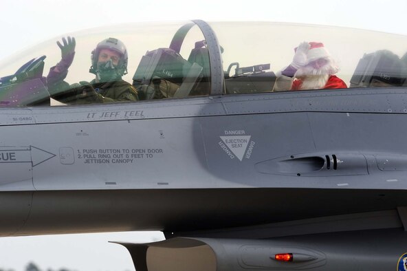 SHAW AIR FORCE BASE, S.C. -- Santa Claus and Lt.Col. Jeff Nedrow, Wing Inspections chief, taxi into Shaw AFB Dec. 14. Santa arrived by F-16 during the 20th OG Christmas party to give presents to the children. (U.S. Air Force photo/Senior Airman Matthew Davis) 
