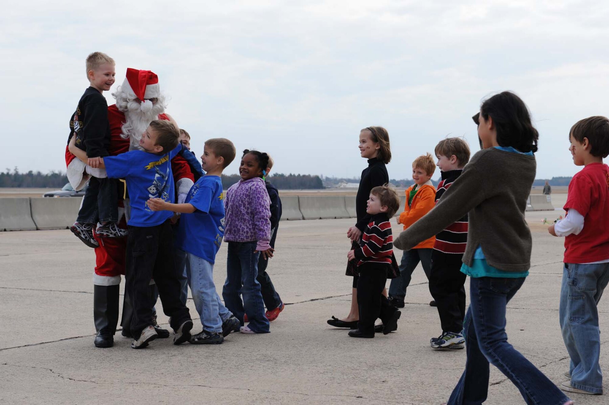 SHAW AIR FORCE BASE, S.C -- Santa a.k.a. Rick Hines, 20th Operations Group honorary commander, greets 20th OG children at Shaw AFB Dec. 14. Mr. Hines arrived by F-16 during the 20th OG Christmas party to give presents to the children. (U.S. Air Force photo/Senior Airman Matthew Davis)