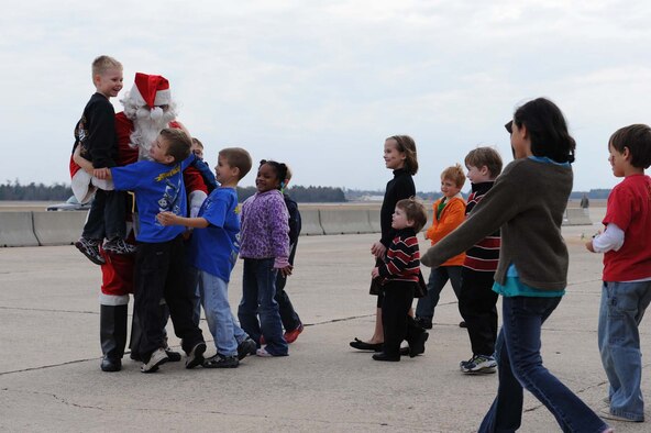 SHAW AIR FORCE BASE, S.C -- Santa Claus greets 20th Operations Group children at Shaw AFB Dec. 14. Santa arrived by F-16 during the 20th OG Christmas party to give presents to the children. (U.S. Air Force photo/Senior Airman Matthew Davis) 

