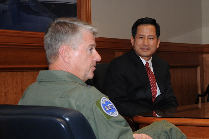 Taiwan's Administrative Deputy Minister of Defense Lt. Gen. Yu-Pao Lin discusses personnel topics with Maj. Gen. Tony Przybyslawski, Vice Commander, headquarters Air Education and Training Command, Randolph Air Force Base, Texas. A delegation from the Taiwan air force visited the Air Force Personnel Center Dec. 12, 2008, to gain knowledge on how to establish an all-volunteer force. (U.S. Air Force photo by Joel Martinez)