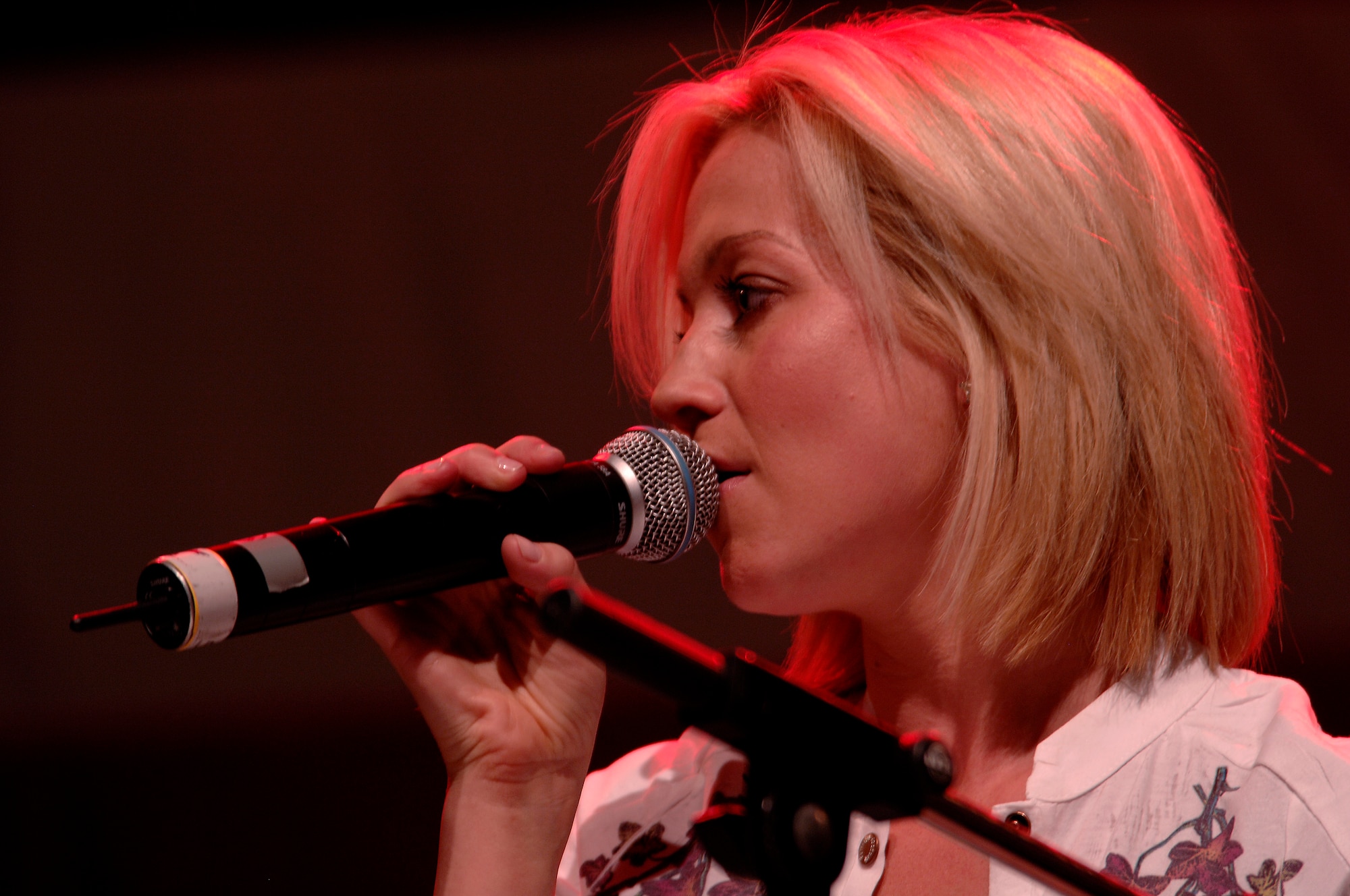 Kelly Pickler performs during the United Service Organizations (USO) Holiday Tour stop in Hanger 1 at Ramstein Air Base, Germany, Dec. 16, 2008. Other USO entertainers included Lewis Black and Kid Rock. (U.S. Air Force photo by Airman 1st Class Kenneth Holston)