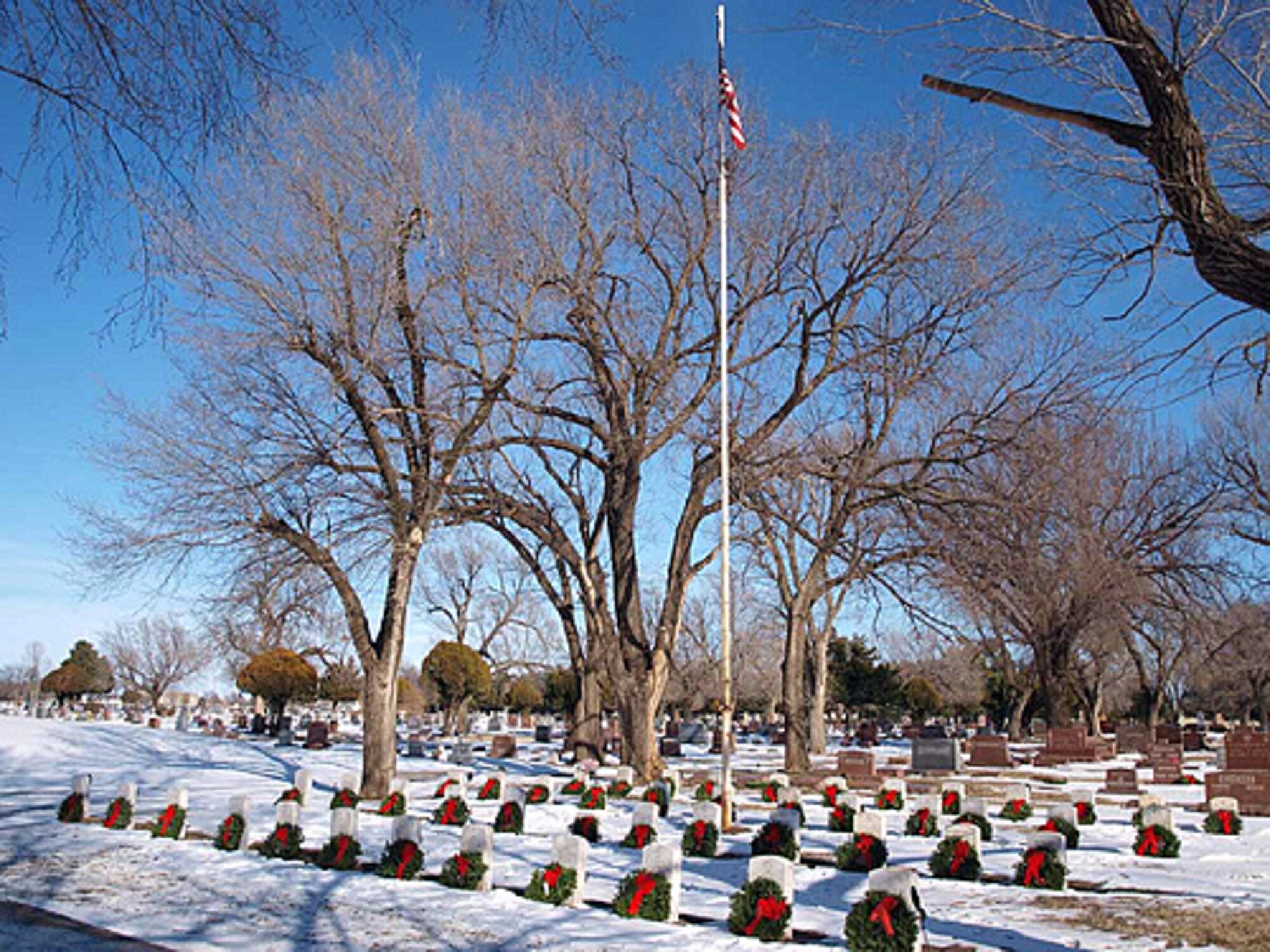 Wreaths adorn the 48 graves of World Was I and World War II servicemen in the Enid Cemetery on Dec. 13. (photo by Elaine W. Johns)