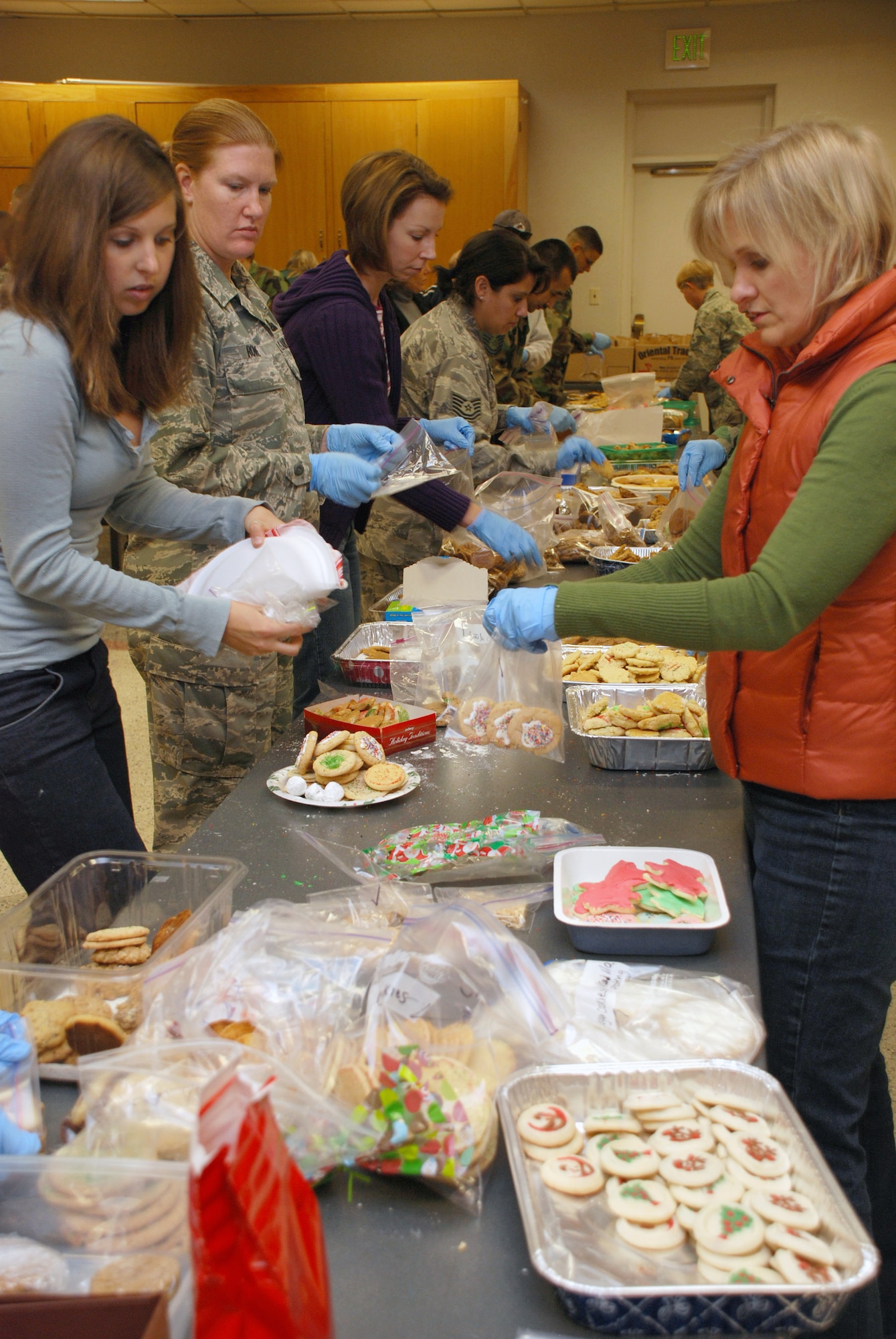 Volunteers bag cookies for dormitory Airmen in support of the Cookies for the Troops drive Dec. 16 at Peterson Air Force Base, Colo. More than 6,600 cookies were donated by Peterson and Schriever AFB military and family members for nearly 400 Airmen living in the Peterson dormitories. (U.S. Air Force photo/Staff Sgt. Amanda Delisle)
