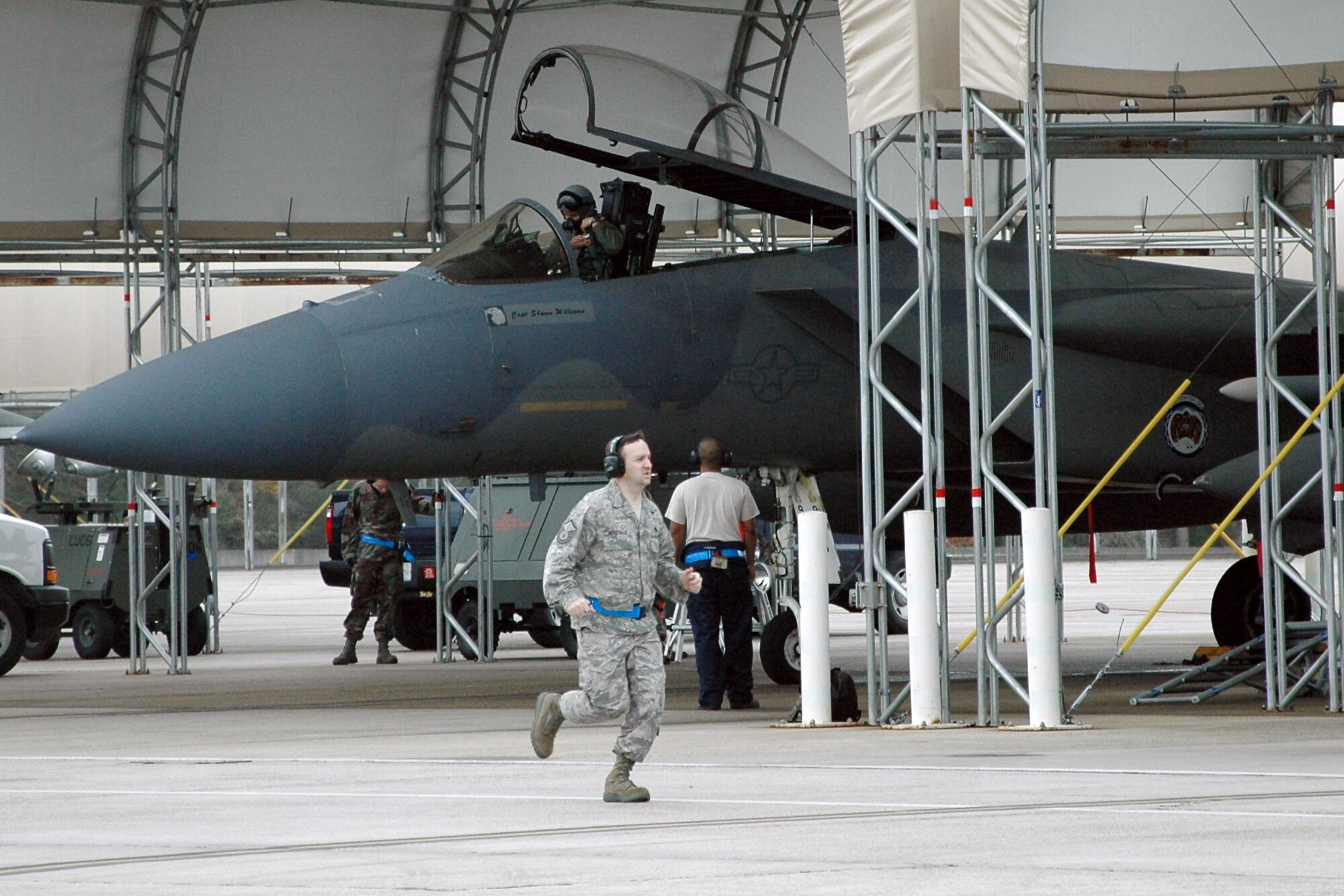 Master Sgt. Shay Thigpen hurriedly prepares an F-15 Eagle for takeoff in simulated alert status Dec. 17 at Eglin Air Force Base, Fla. Sergeant Thigpen is assigned to the 58th Aircraft Maintenance Unit. (U.S. Air Force photo/Chrissy Cuttita) 
